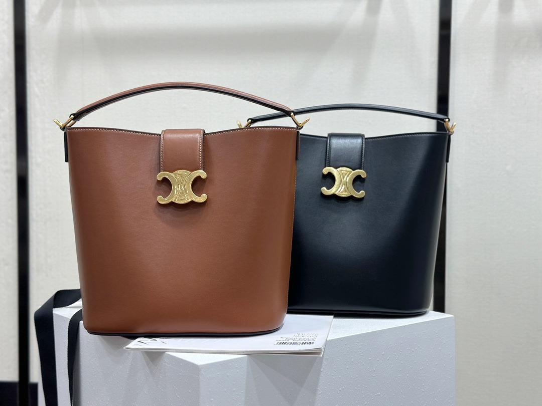 셀린느 미디움 스무스 소가죽 클러치