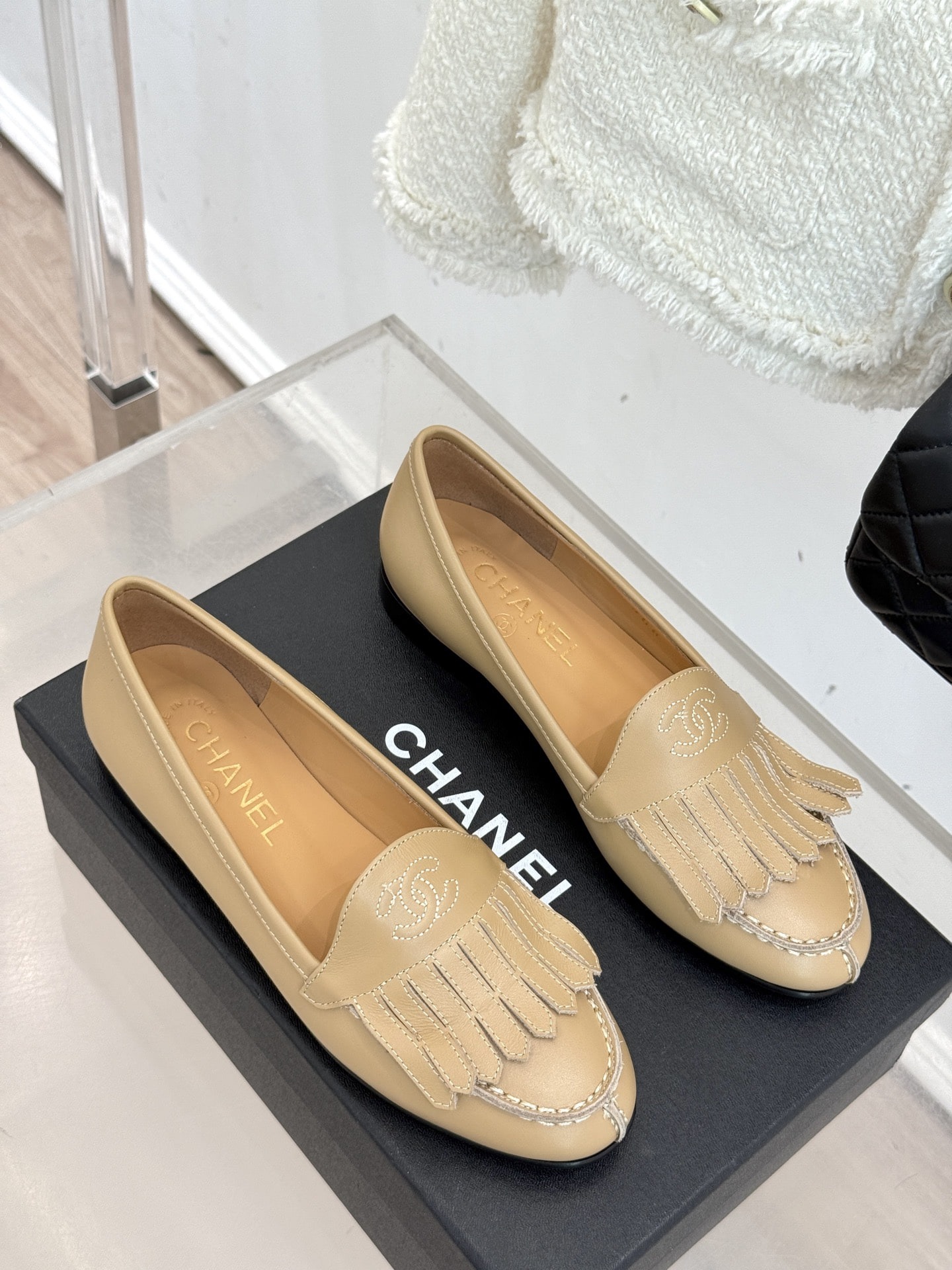 샤* 클래식 더블 C 태슬로퍼