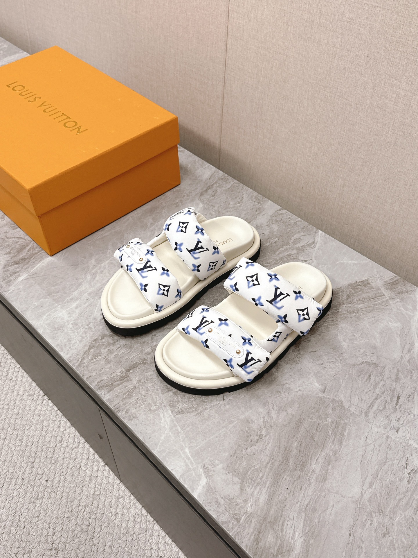 루*비통 신상 패딩 슬리퍼