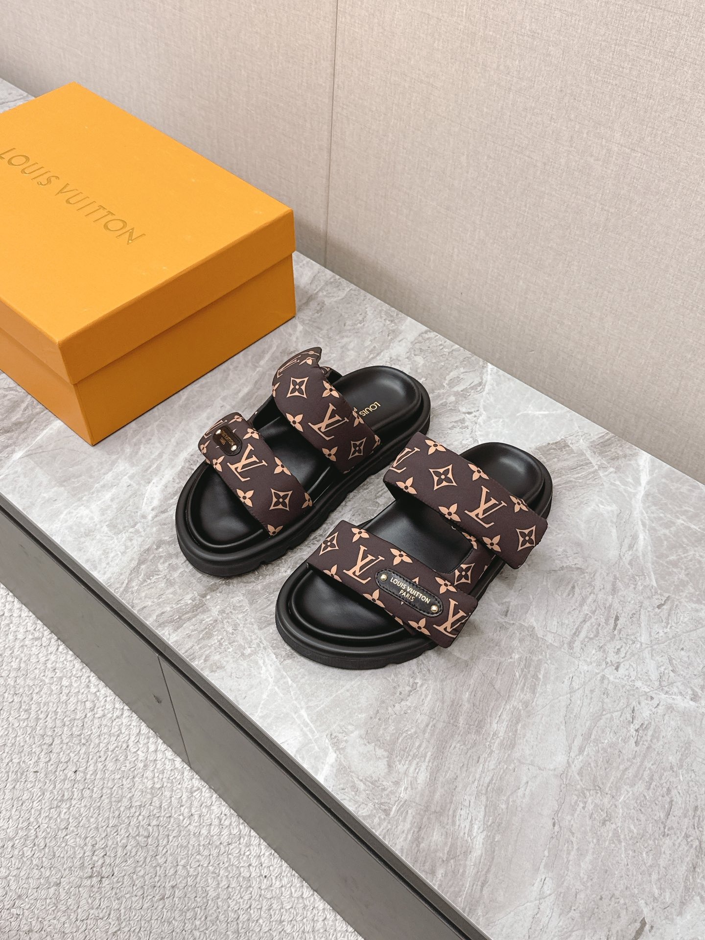 루*비통 신상 패딩 슬리퍼