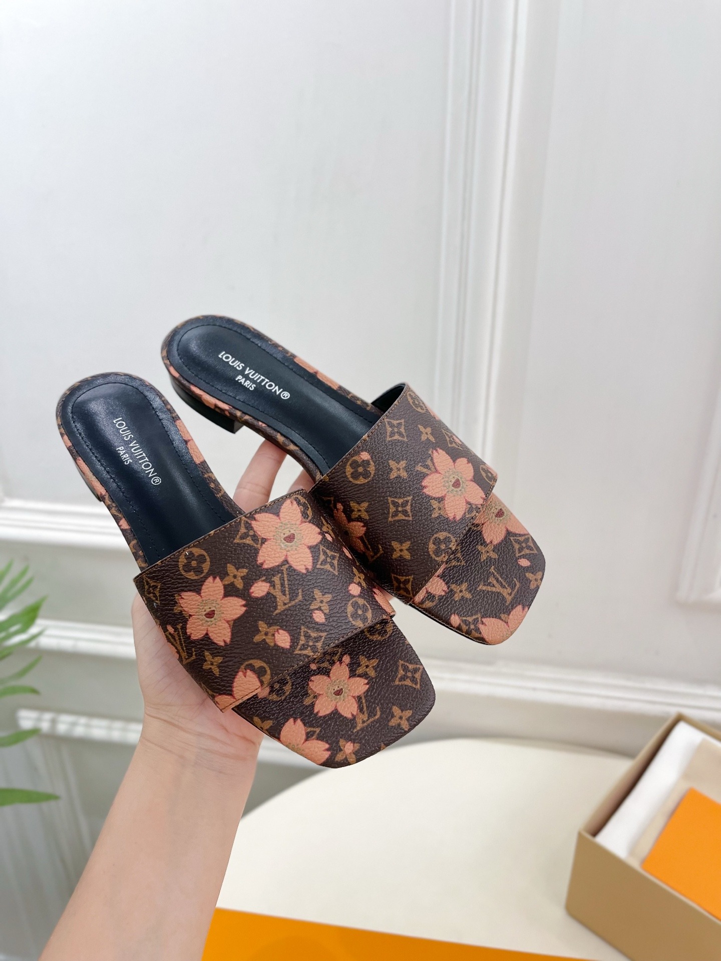 루*비통 25 봄 프리미엄 NEO REVIVAL 슬리퍼