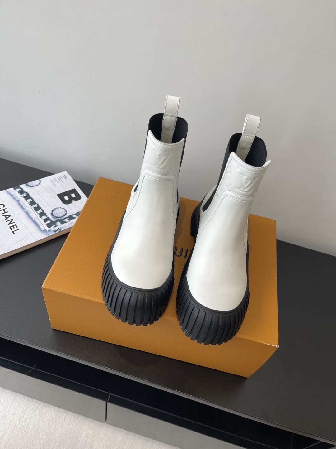 루*비통 플랫 첼시 앵클부츠