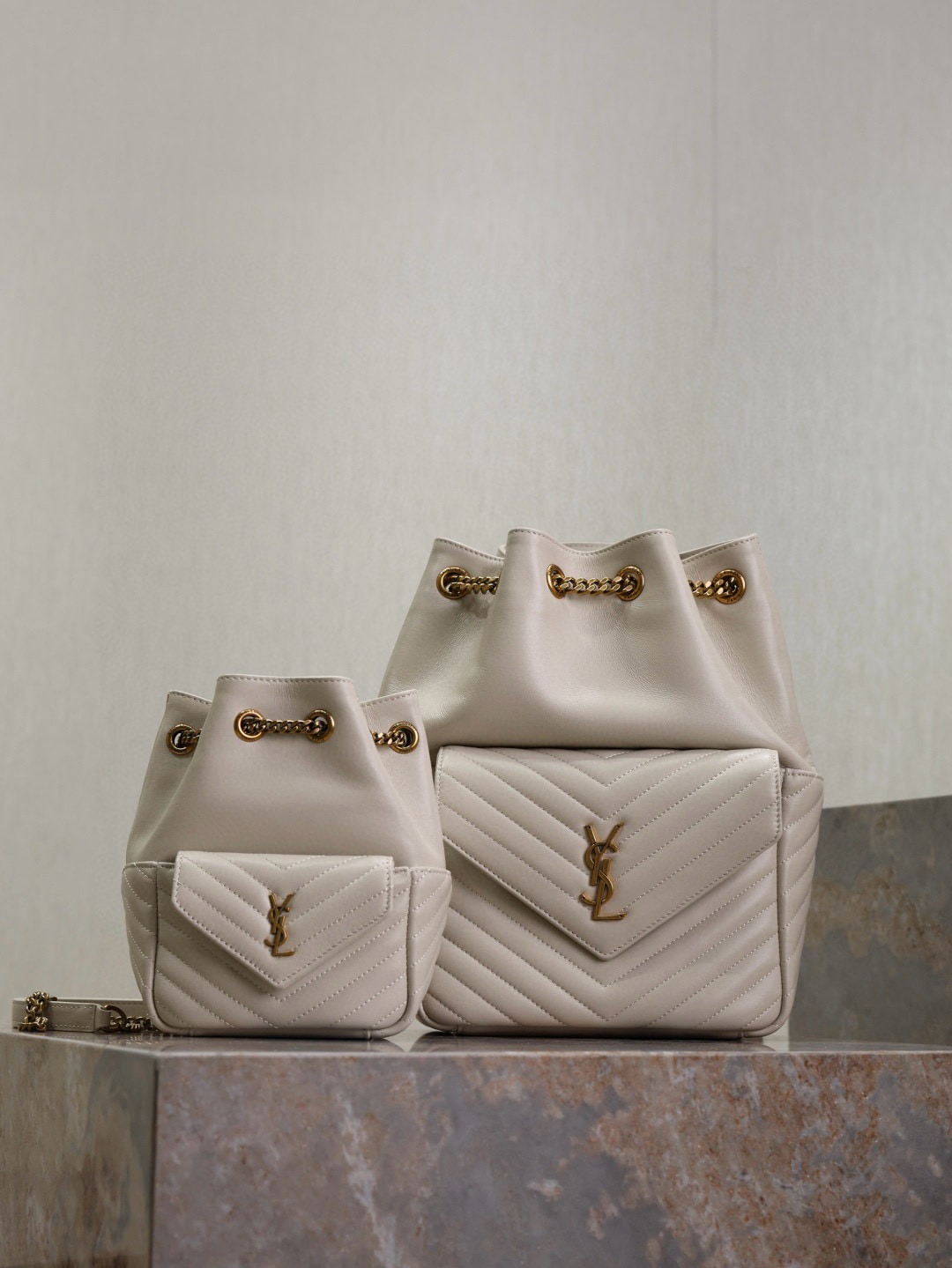 입생로랑 모노그램 램스킨 플랩 백팩