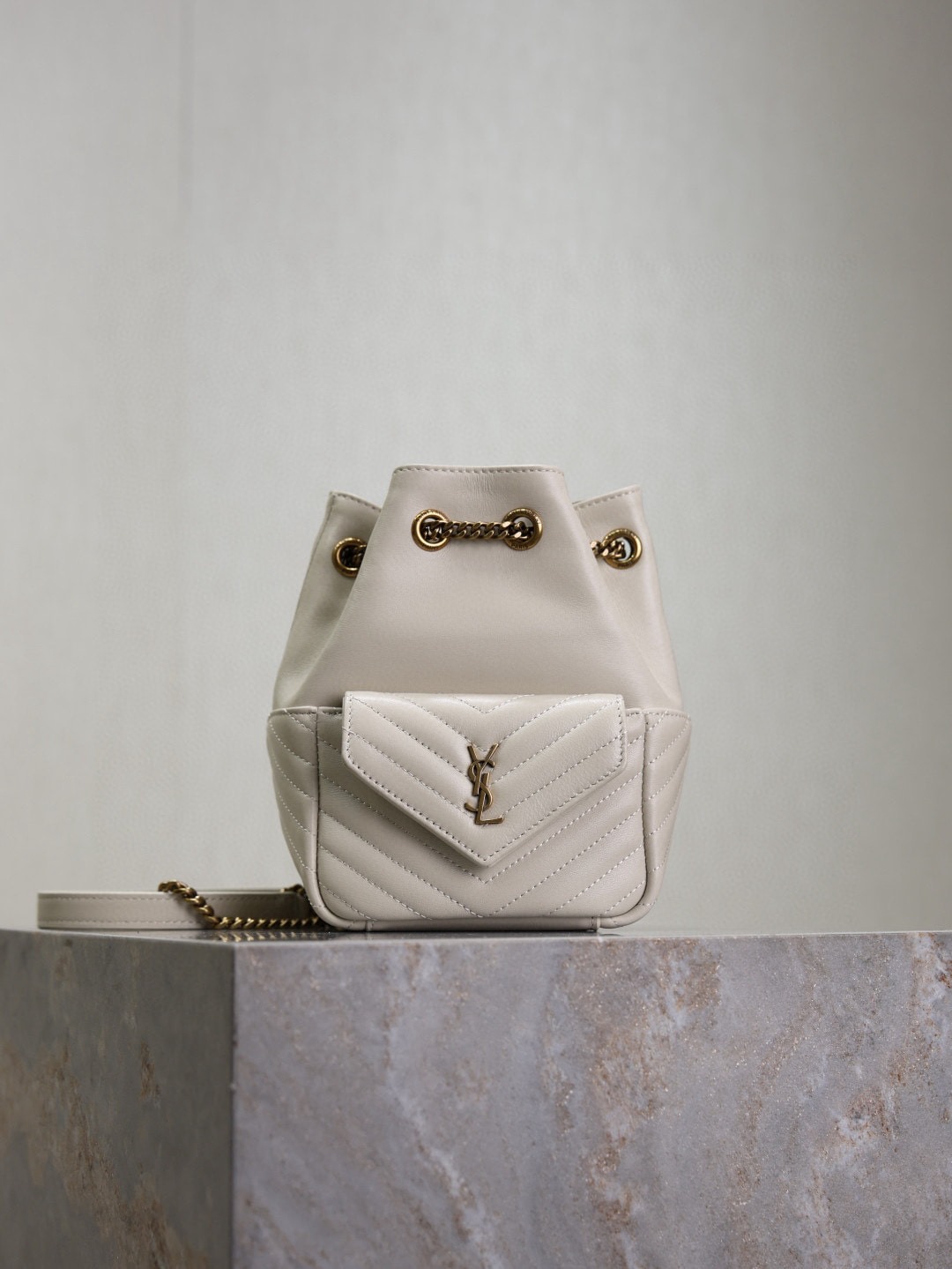 입생로랑 모노그램 램스킨 플랩 백팩