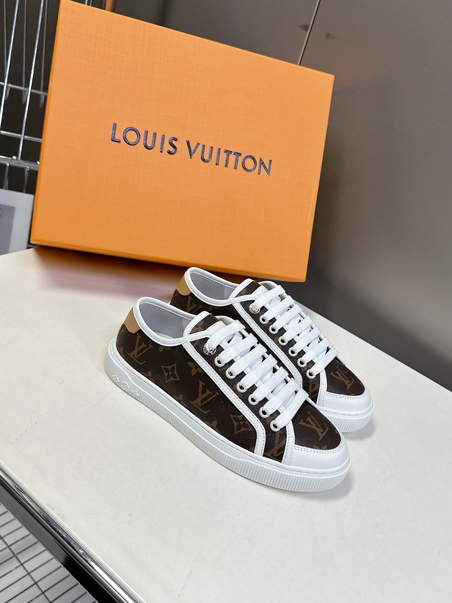 루*비통 25SS Lagoon Sneaker