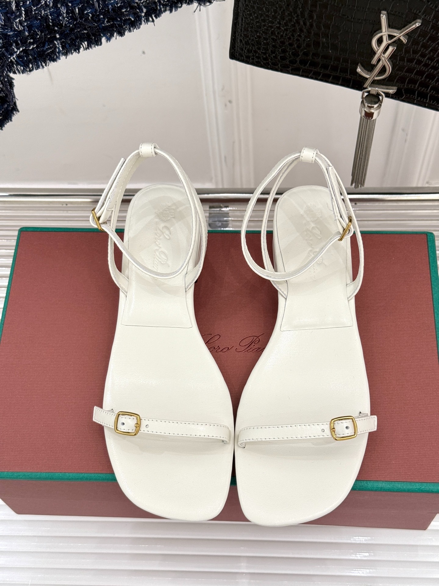 로*피아나 클래식 빈티지 일자 스트랩 샌들