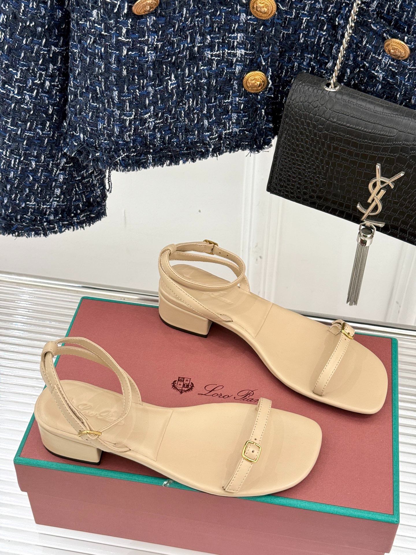 로*피아나 클래식 빈티지 일자 스트랩 샌들