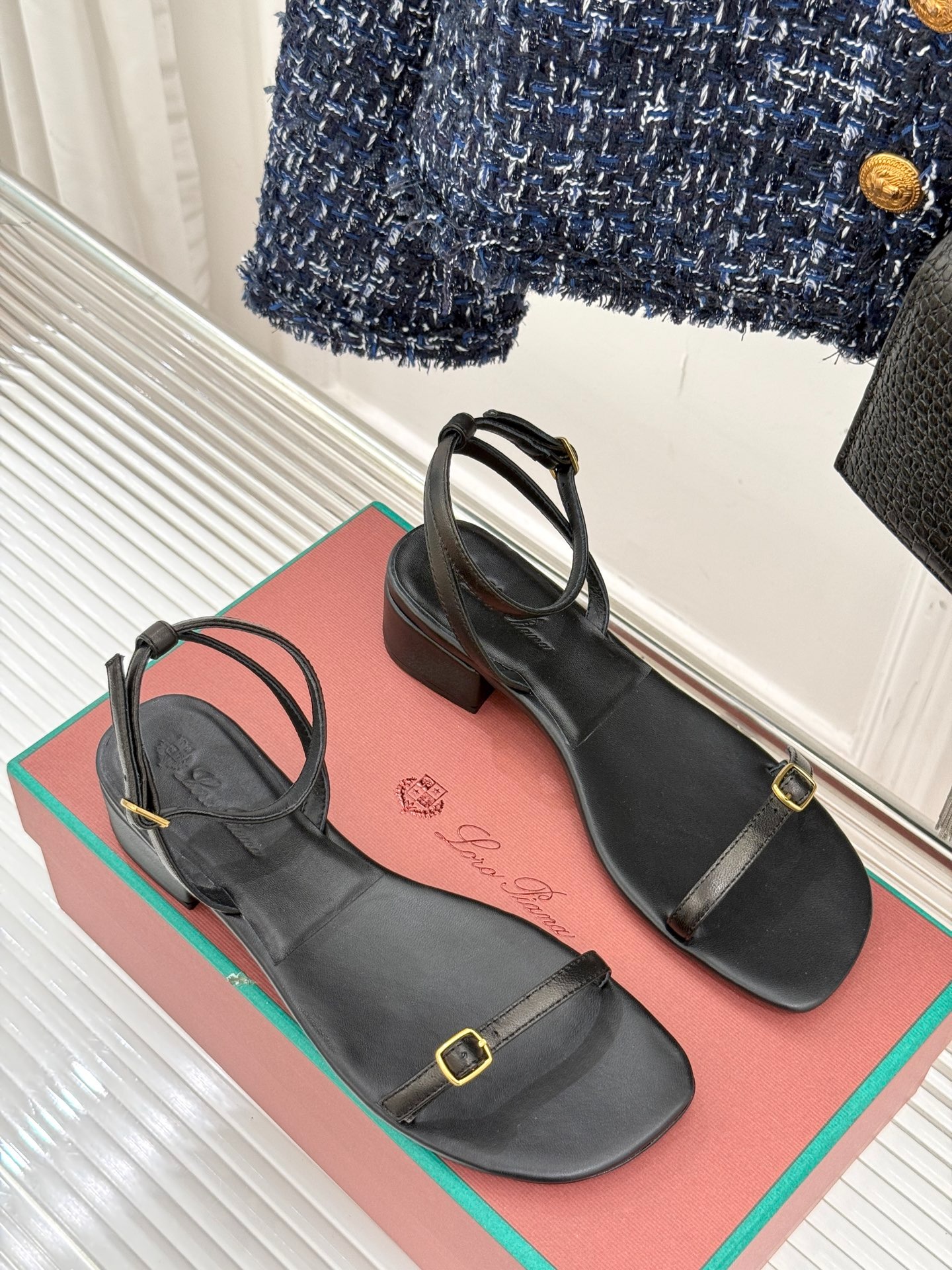 로*피아나 클래식 빈티지 일자 스트랩 샌들