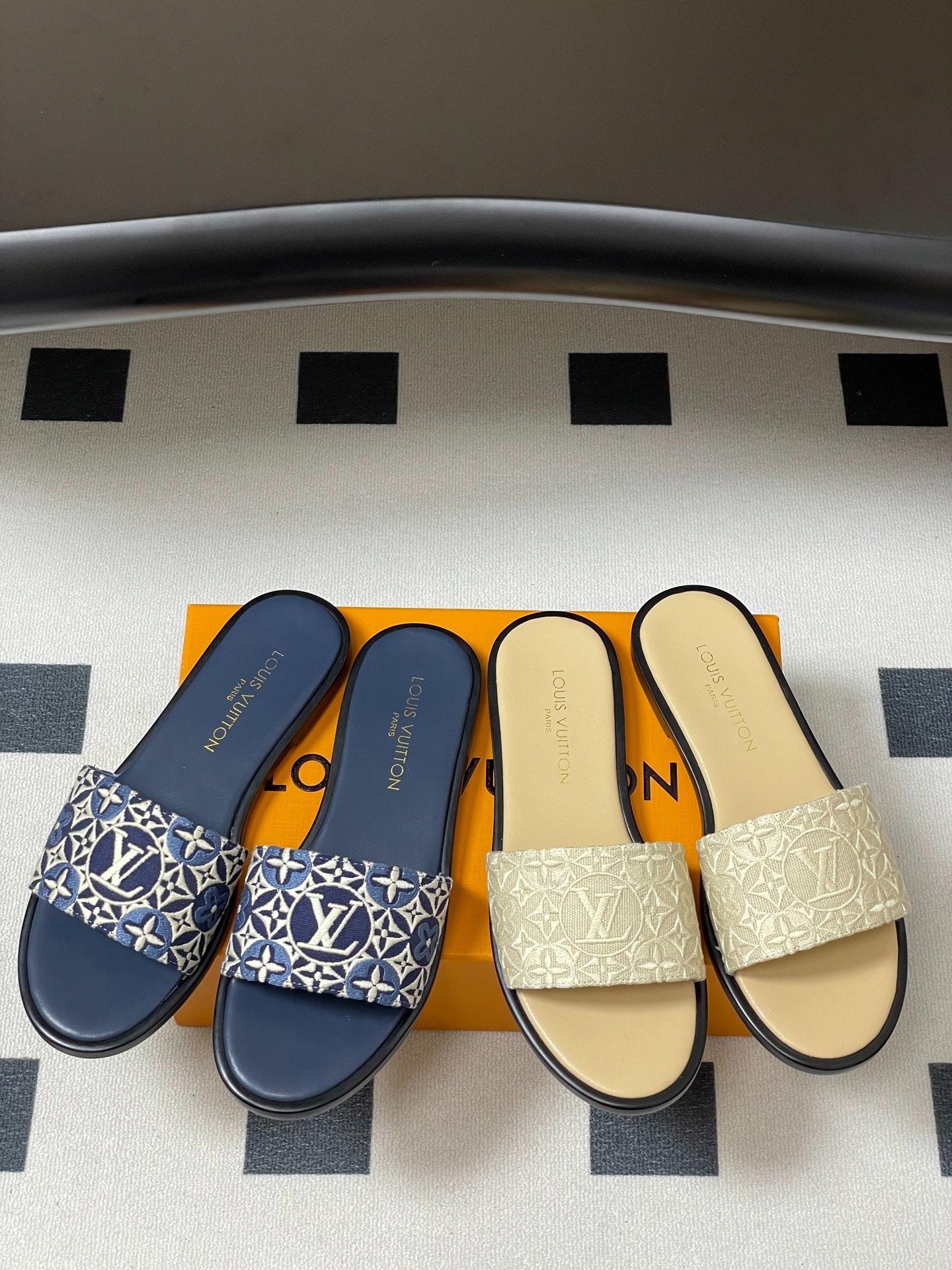 루*비통 25ss 여름 신상 자수 스트랩 샌들