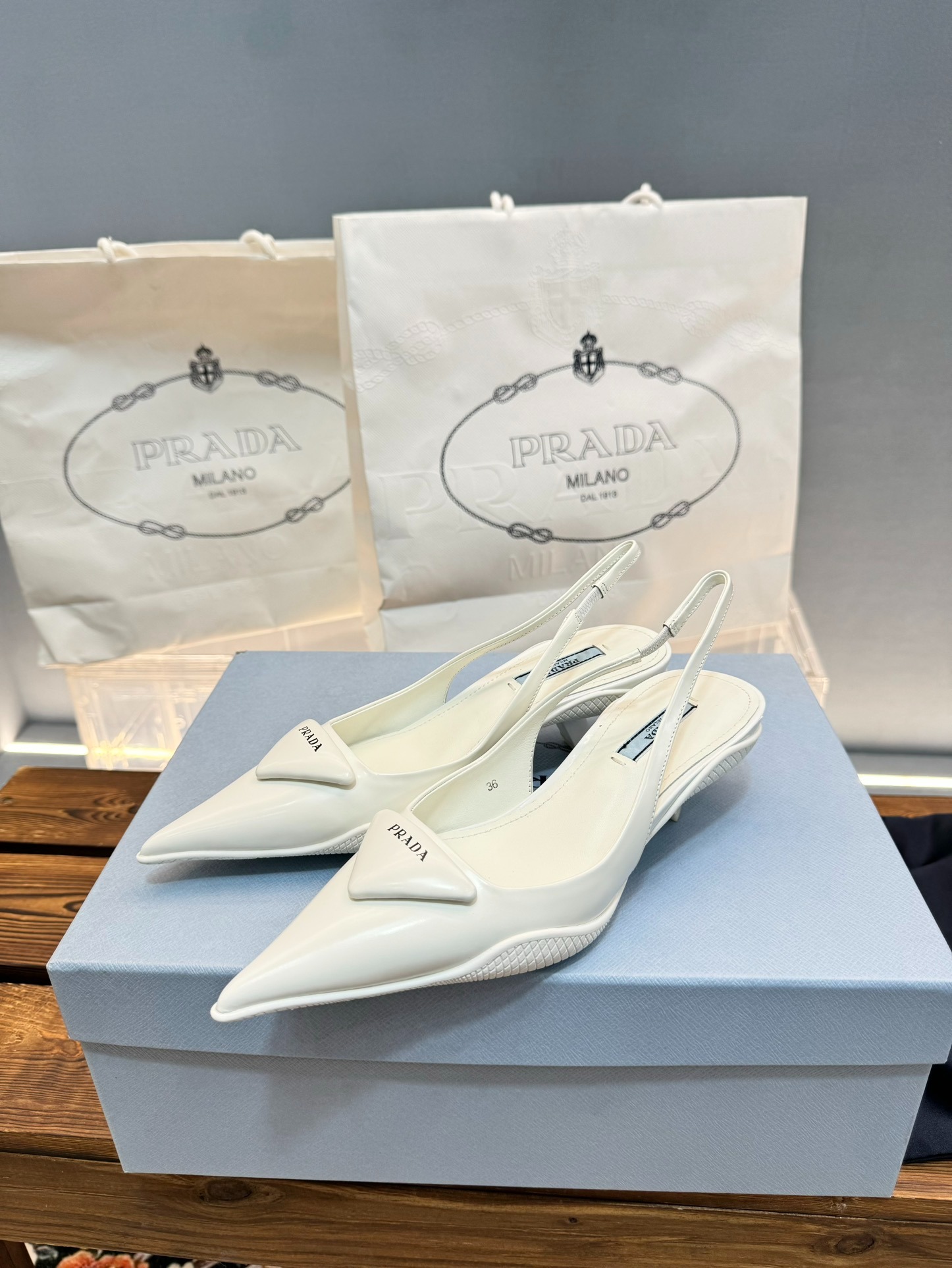 프*다 신상 삼각 펌프스