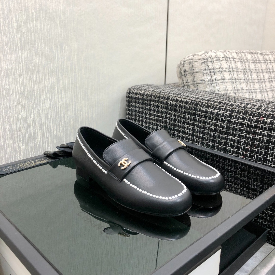 샤*  2025 크림슨 로퍼