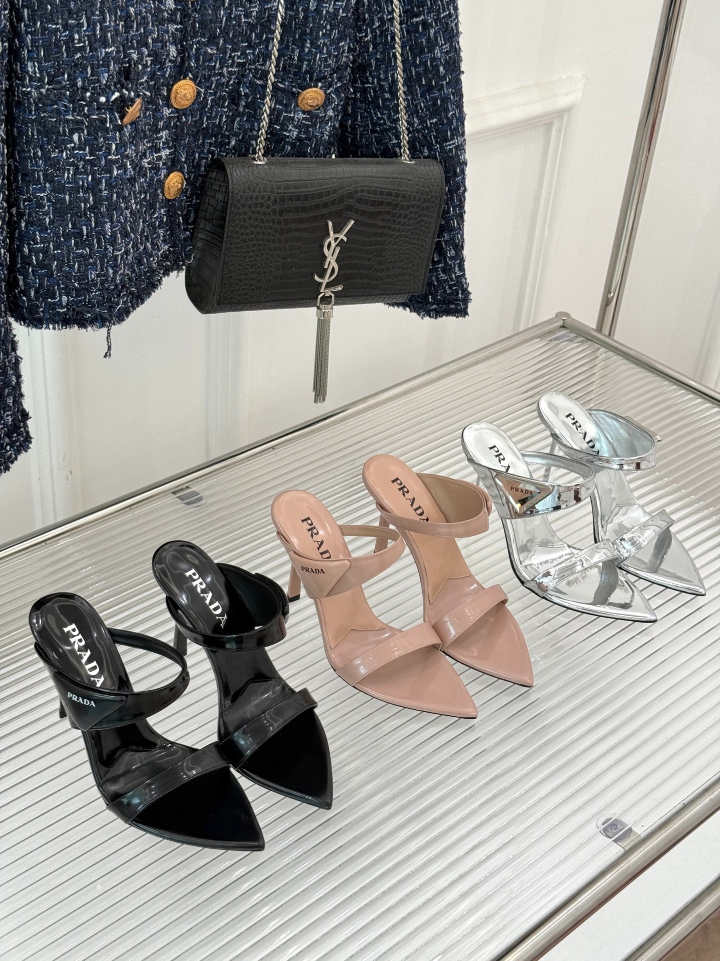 프*다 25WF 신상 삼각 버클 스틸레토 샌들