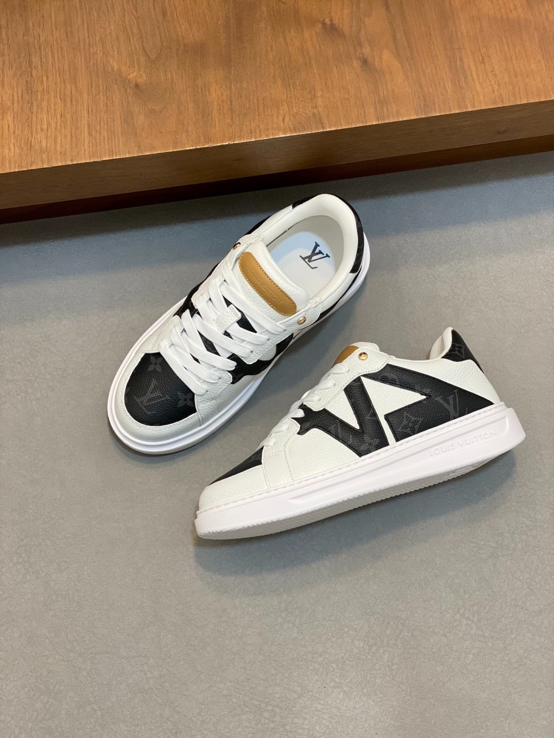 루*비통 신상 스니커즈