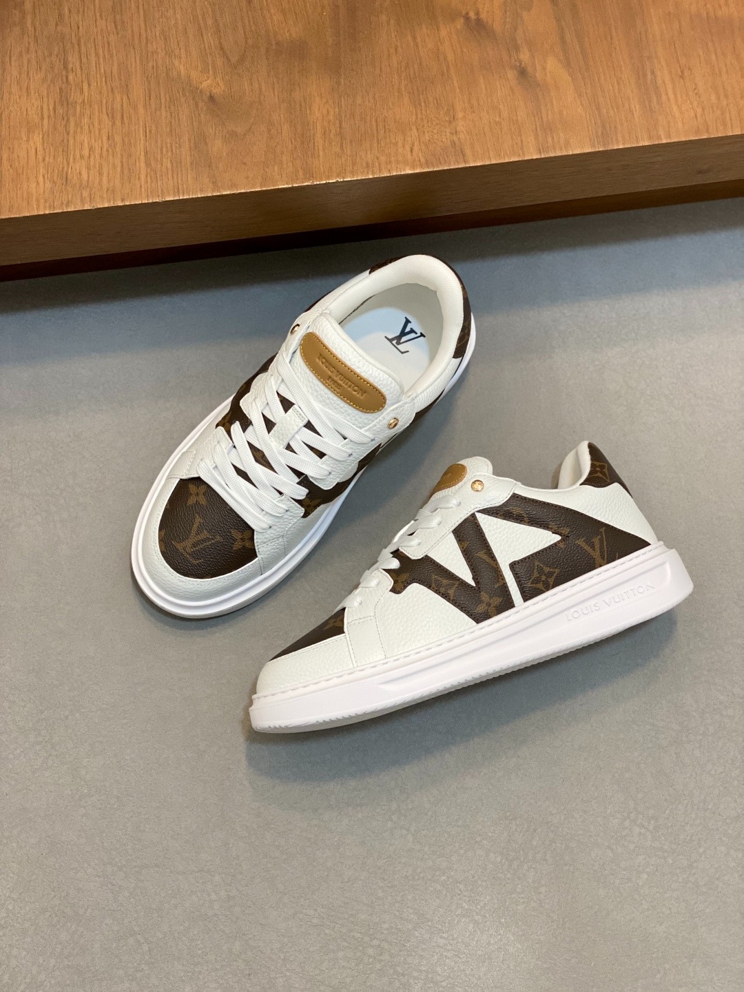 루*비통 신상 스니커즈