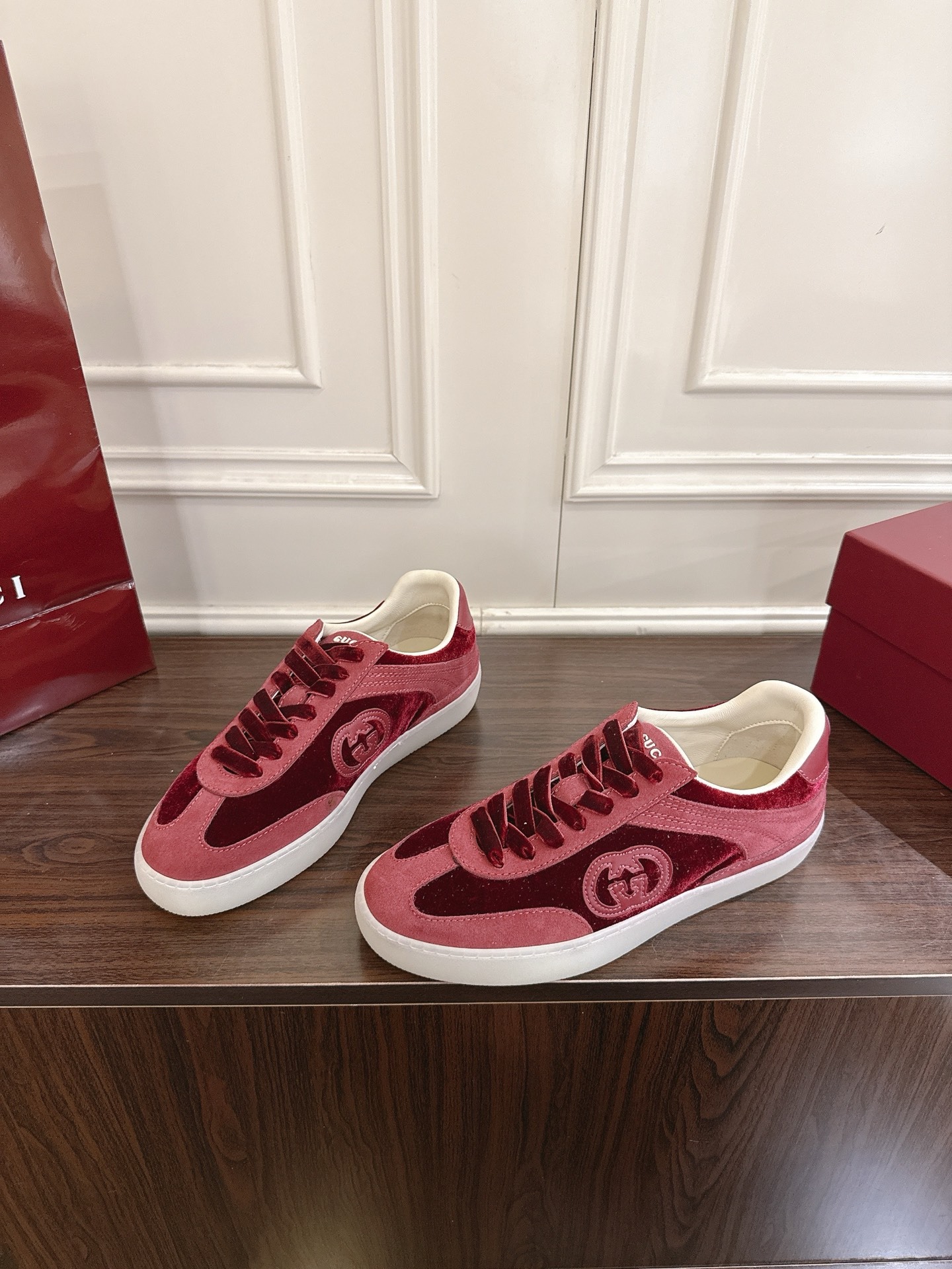 구* 신상 더블G 스니커즈