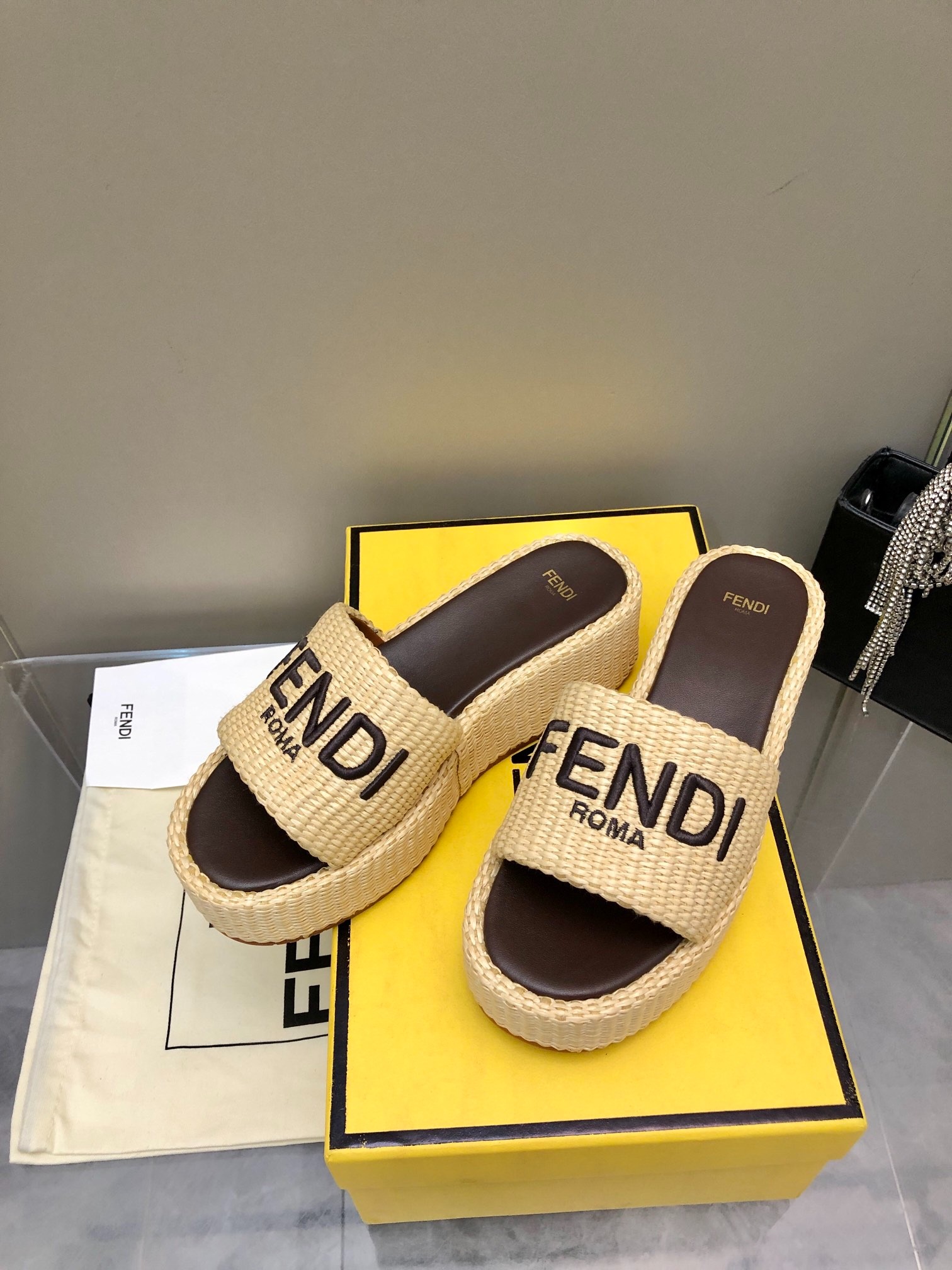 펜* 25 봄여름 신상 자수 슬리퍼