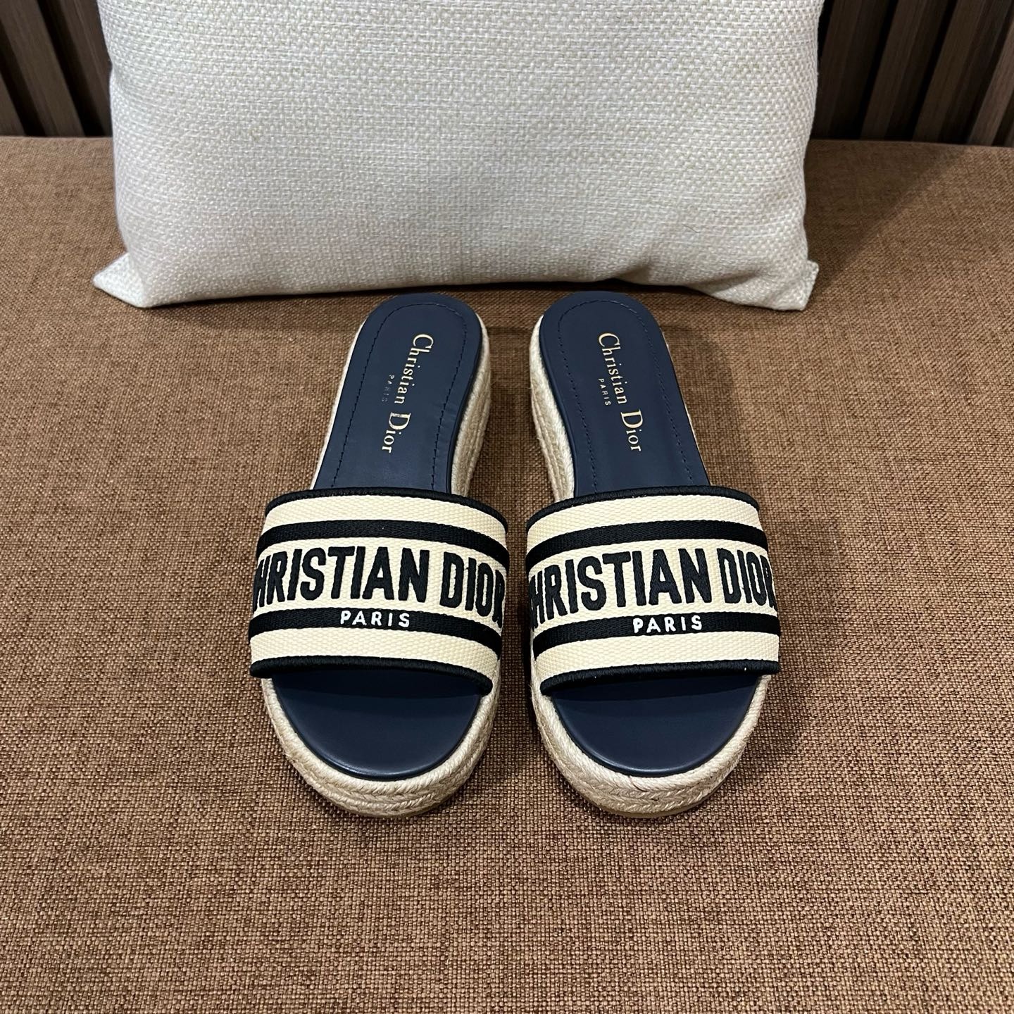 디* 봄여름 신상 통굽 자수 슬리퍼