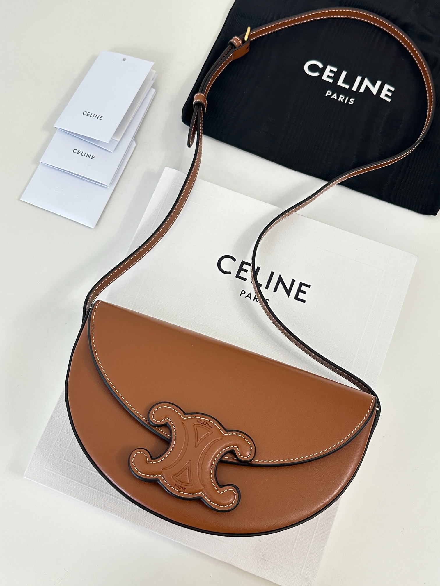 셀린느 탄 베사체 퀴르 트리오페 크로스백