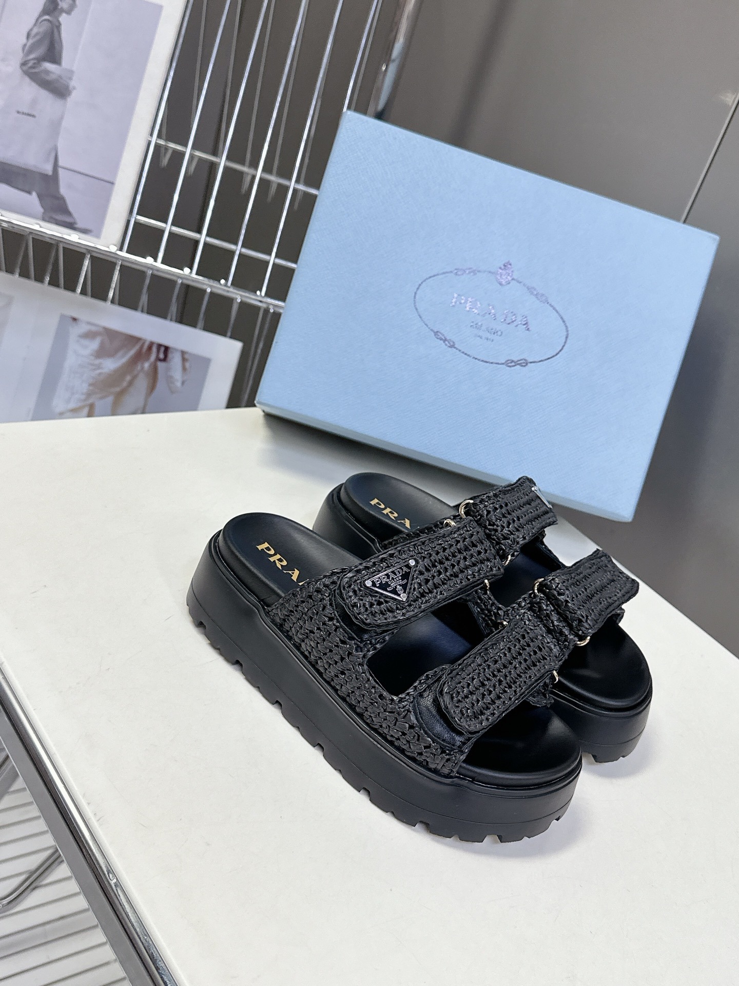 프*다 봄여름 신상 삼각로고 통굽 슬리퍼