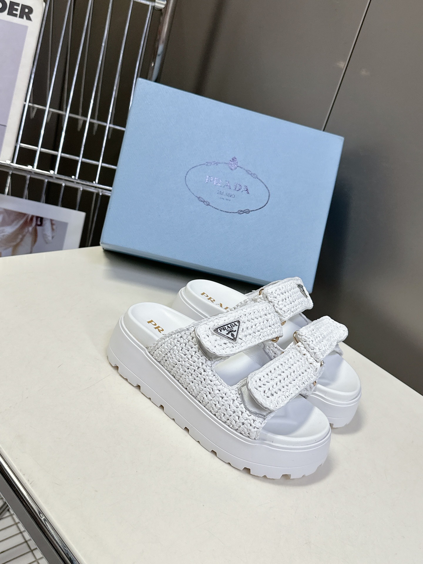 프*다 봄여름 신상 삼각로고 통굽 슬리퍼