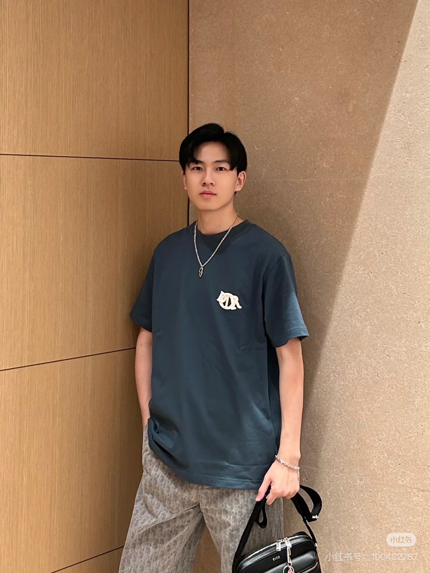 디* 시그니처 자수 티셔츠