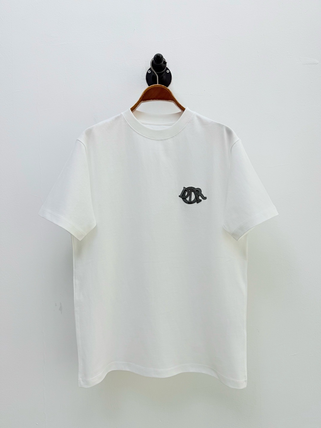 디* 시그니처 자수 티셔츠