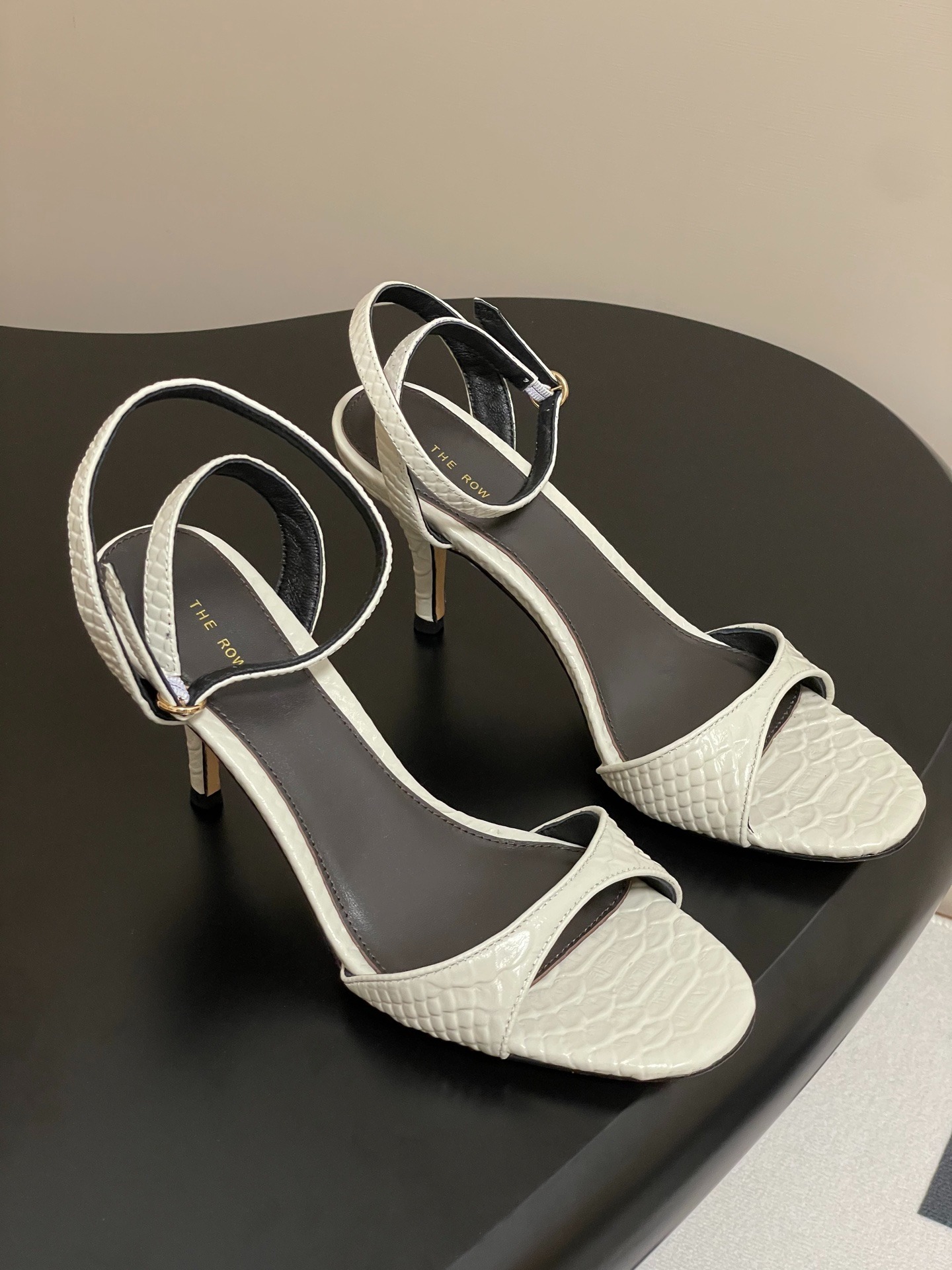 더*우 25s 봄여름 신상 메탈릭 가죽스트랩 힐