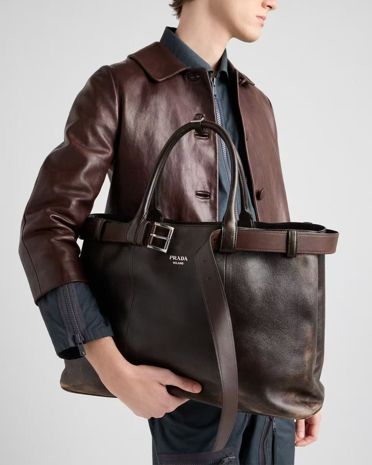 프라다 버클 가죽 토트백