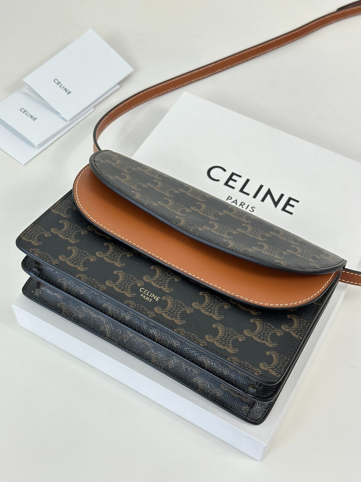 셀린느 트리오페 캔버스 월렛 온 스트랩 백