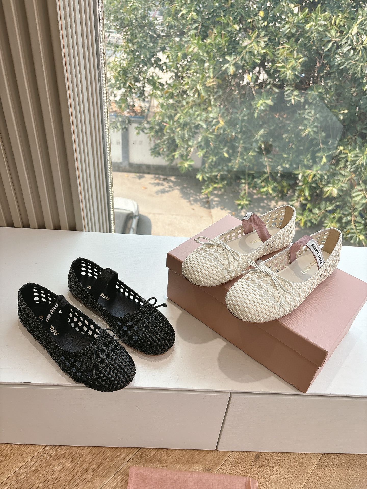 미*미우 리본 장식 새틴 발레 플랫 슈즈