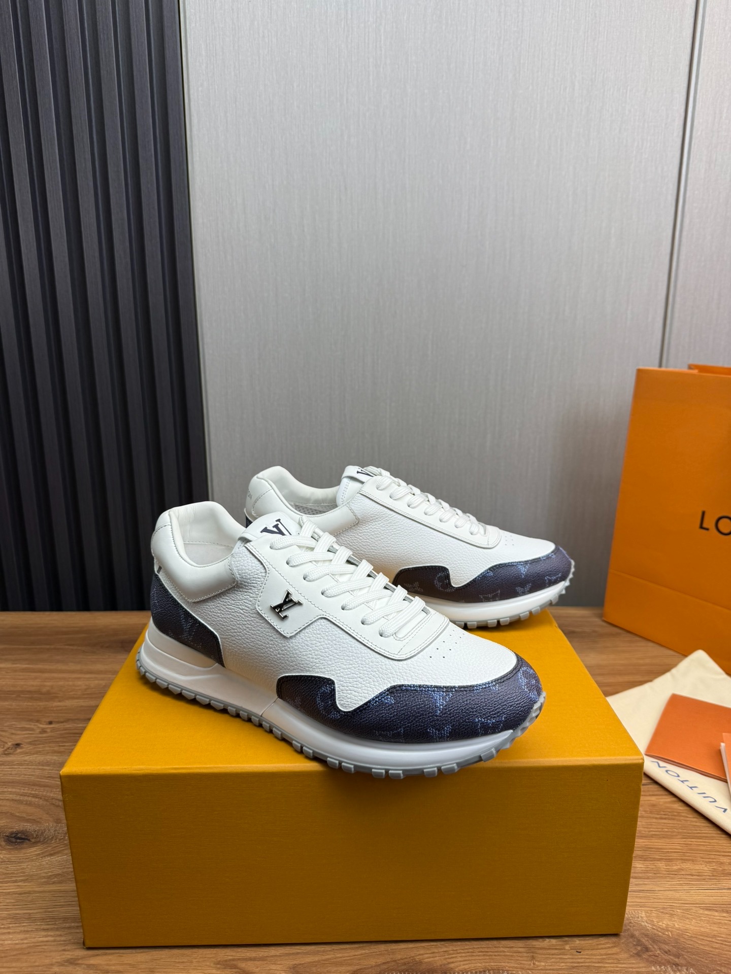 루*비통 신상 스니커즈