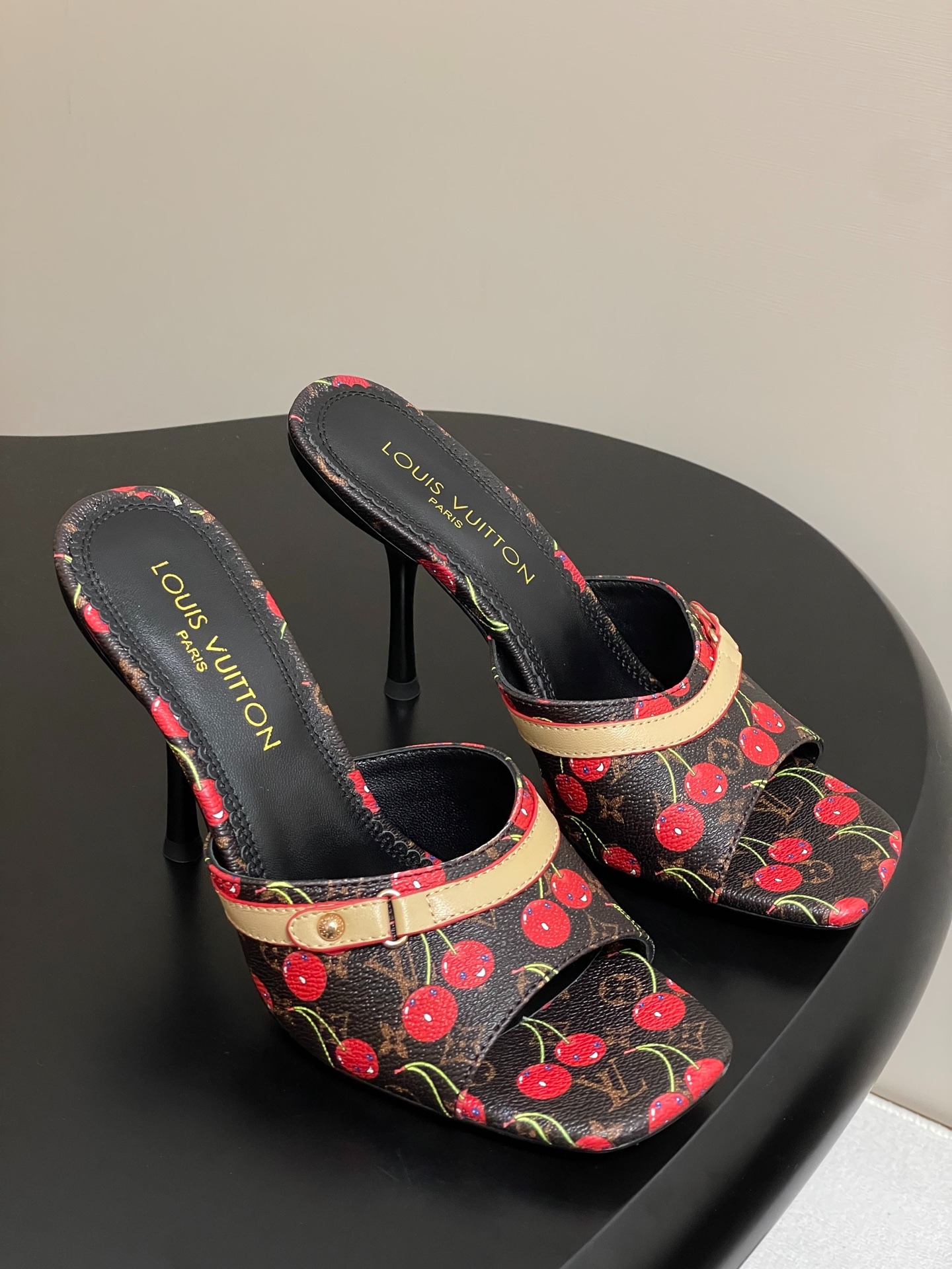 루*비통 25S 봄여름 신상 × 무*카미 슬리퍼