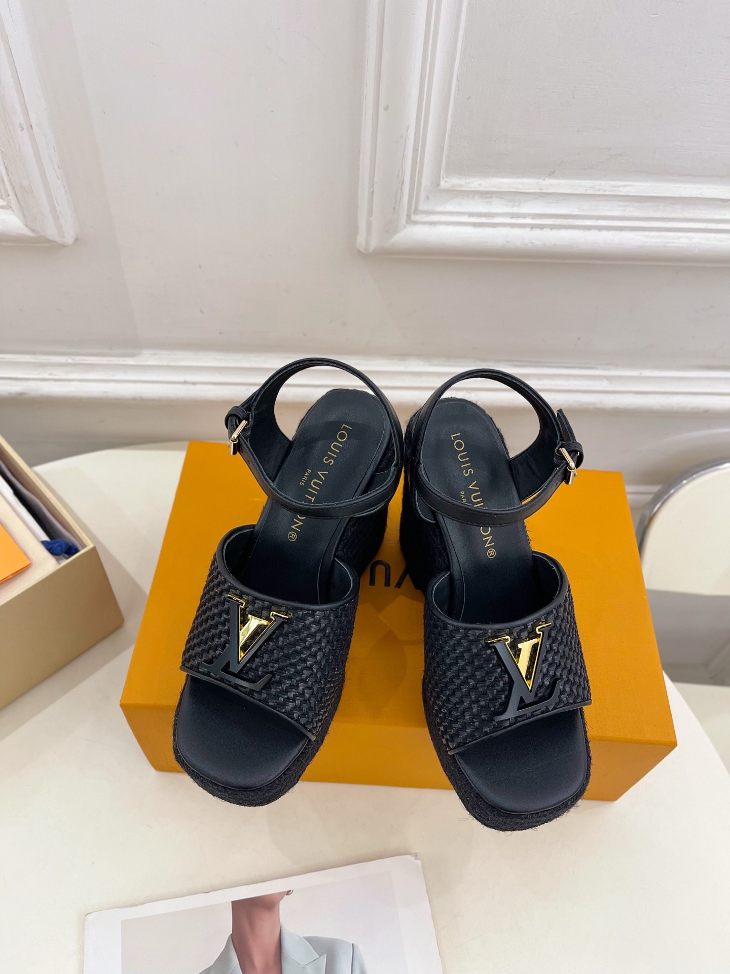 루*비통 25  신상 로프 웨지 샌들