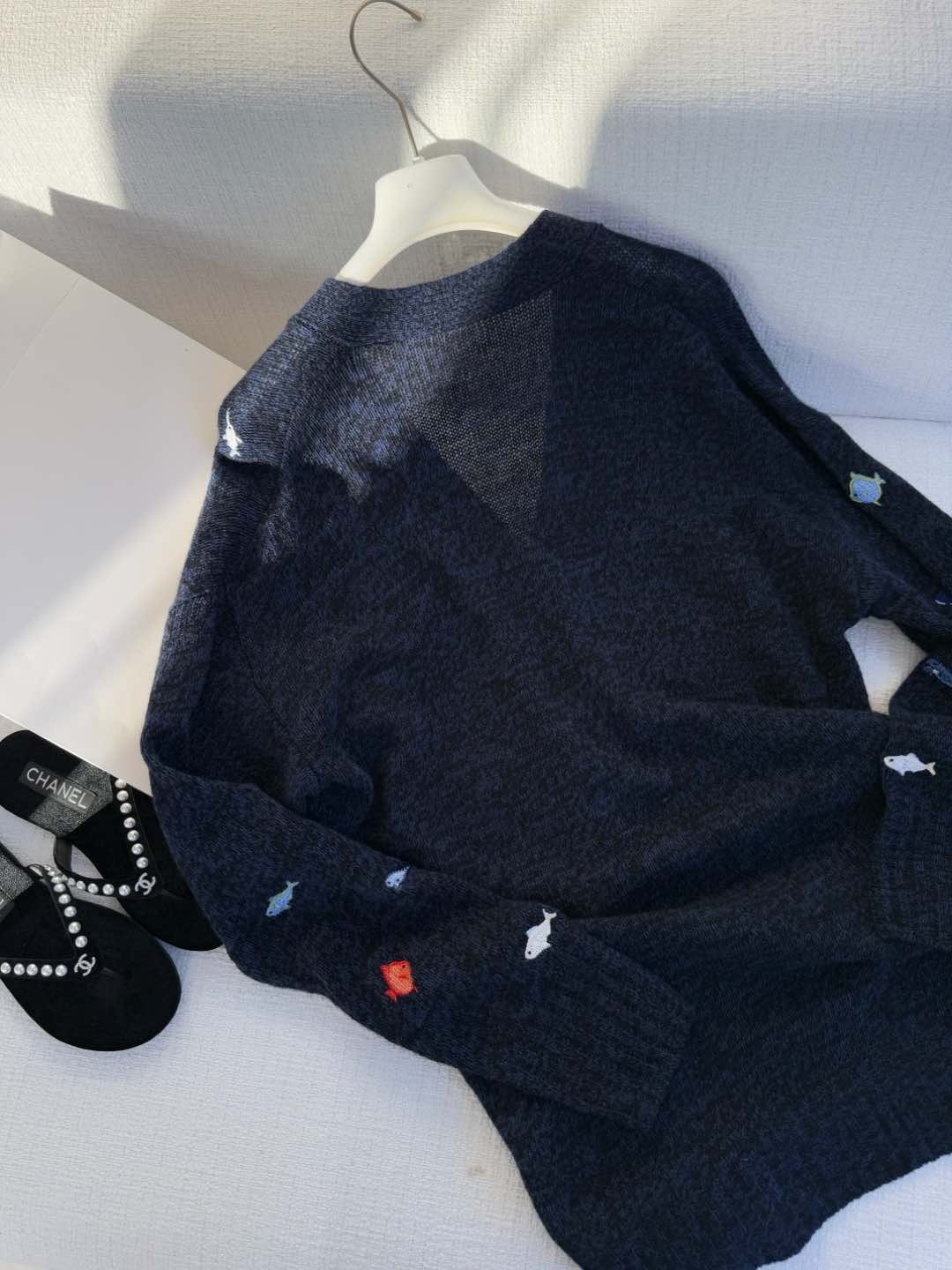 로*베 25년 블루앙고라 V넥 가디건