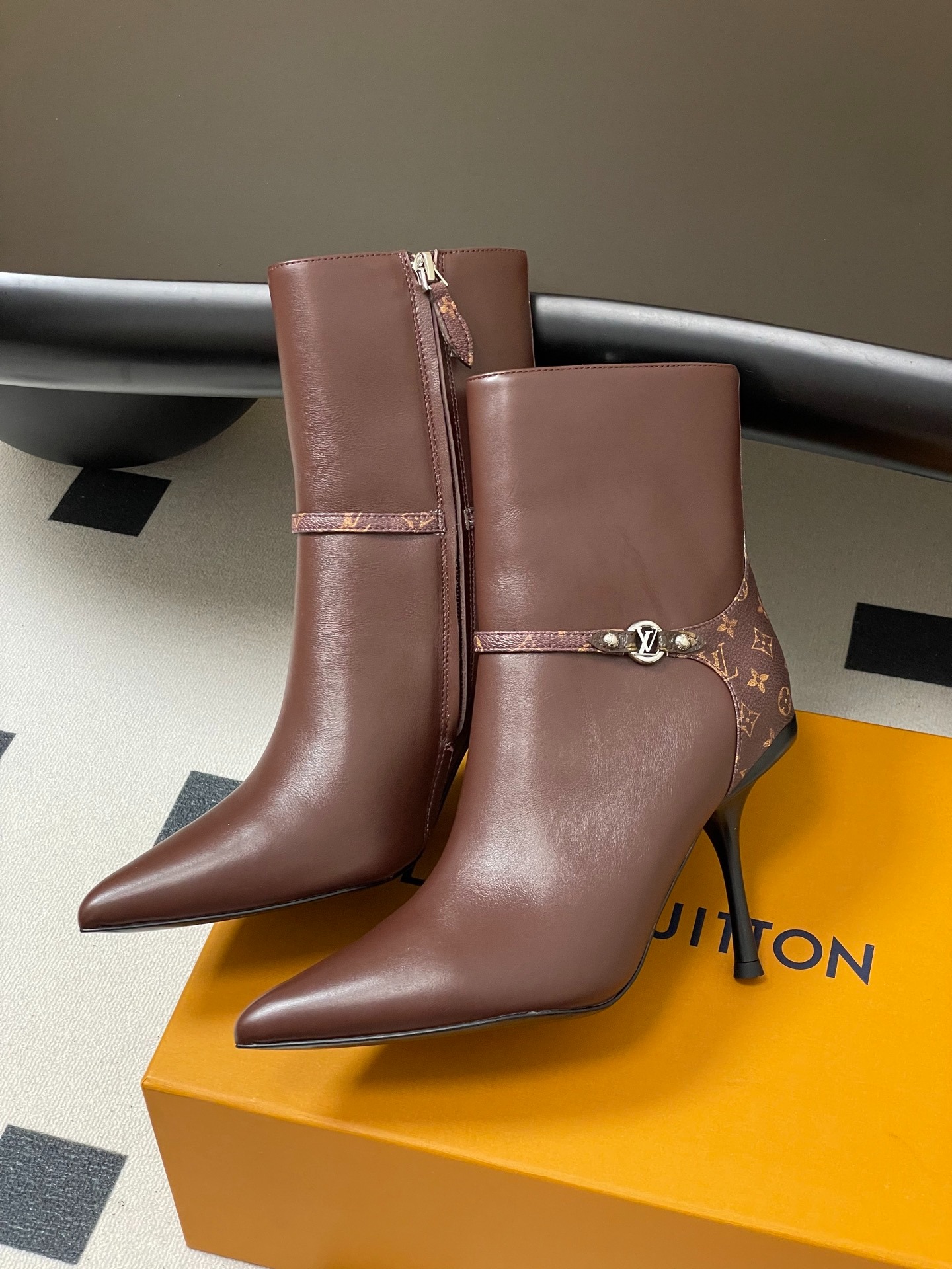 루*비통 신상 스틸레토 스트랩 앵클부츠