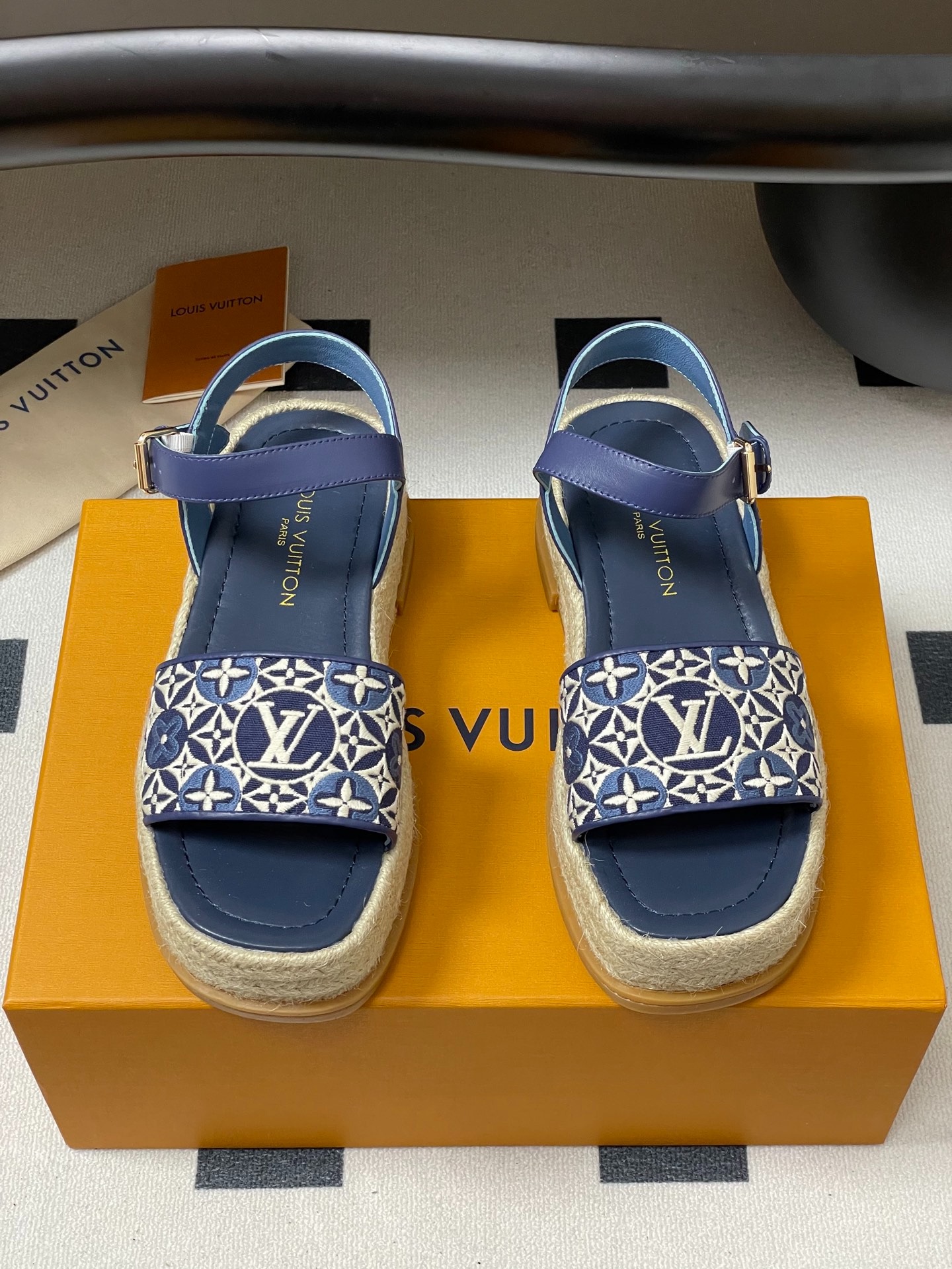 루*비통 25 신상 캔버스화 샌들