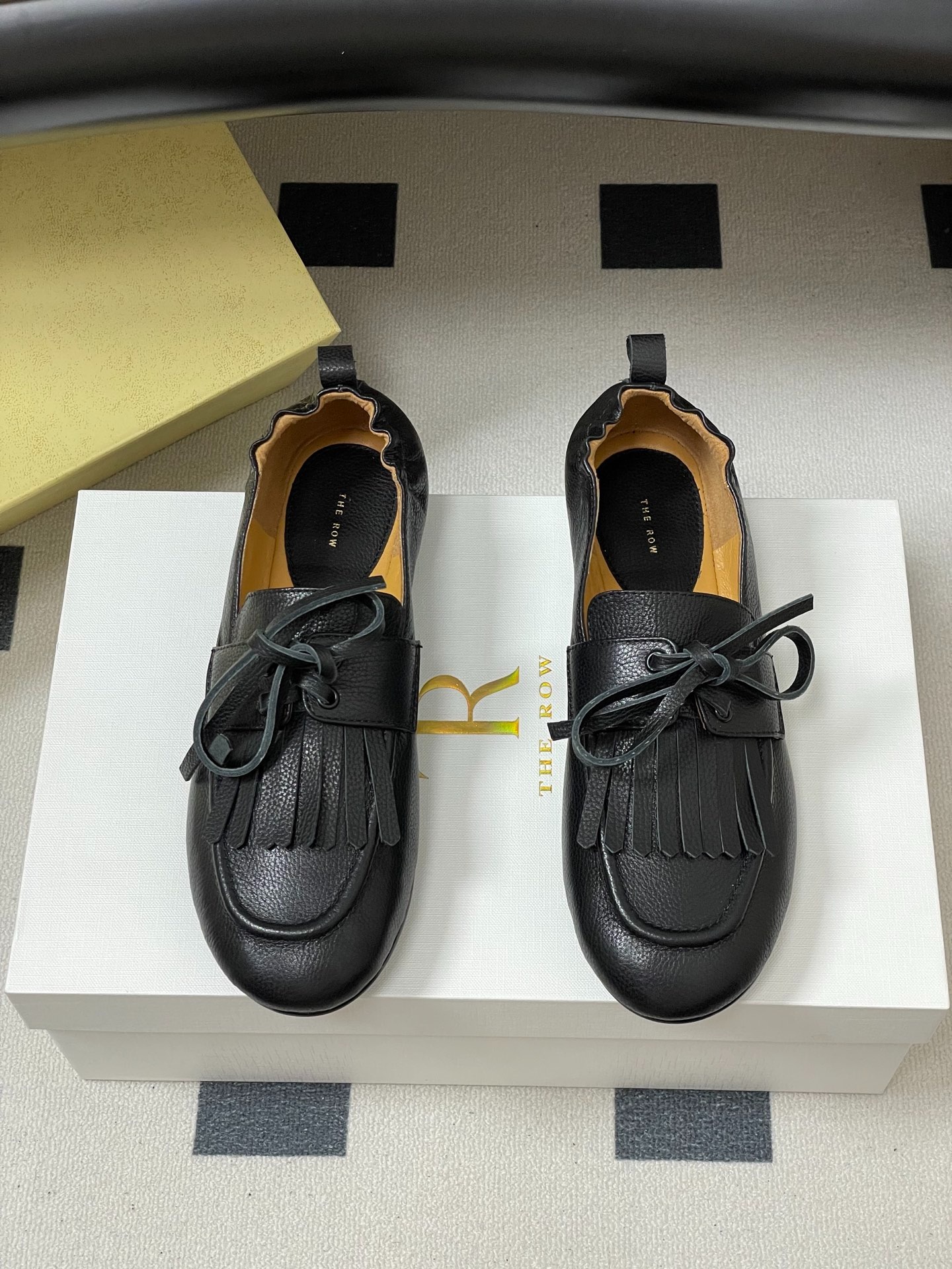 더*우 신상 태슬로퍼 플랫슈즈