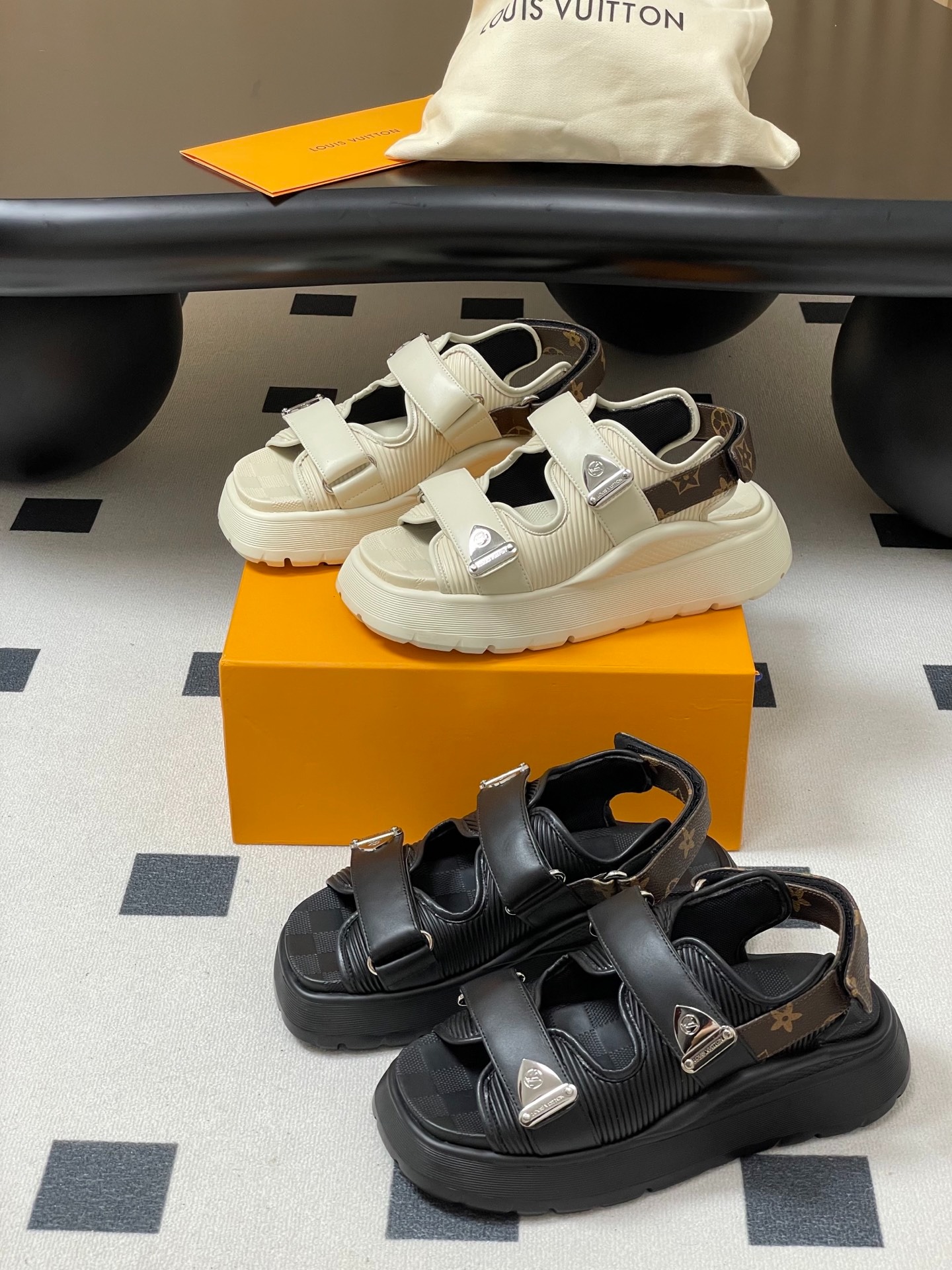 루*비통 컴포트 벨크로 통굽 샌들