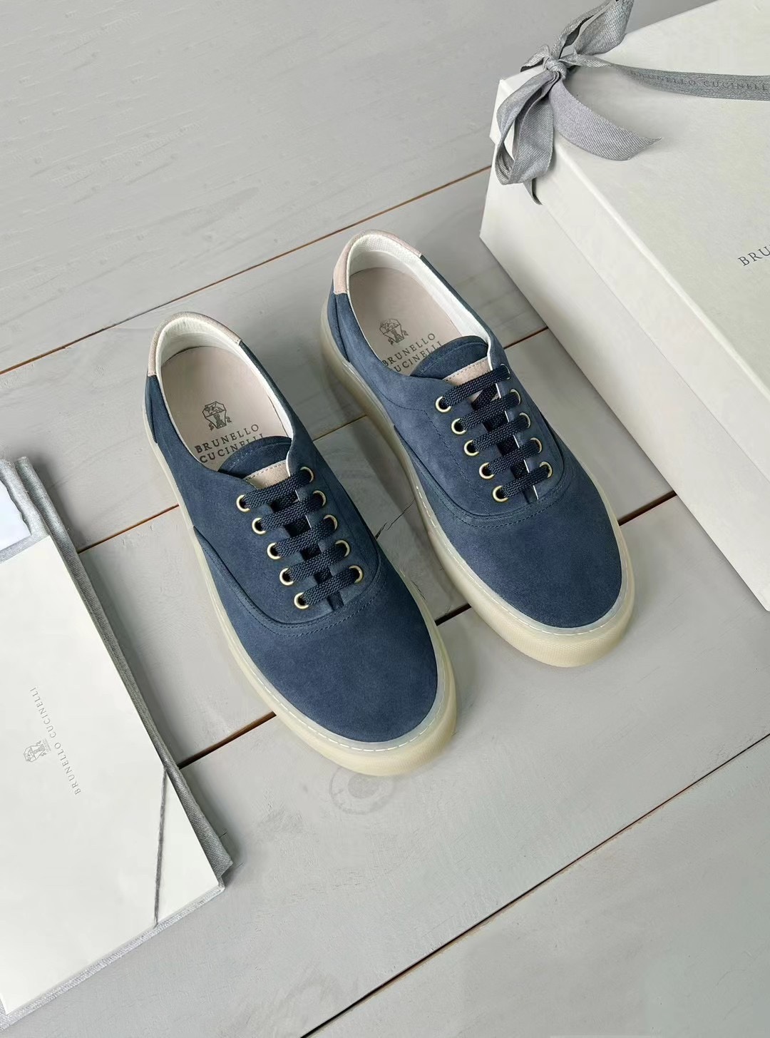 브*넬로 레더 로우탑 남성 스니커즈