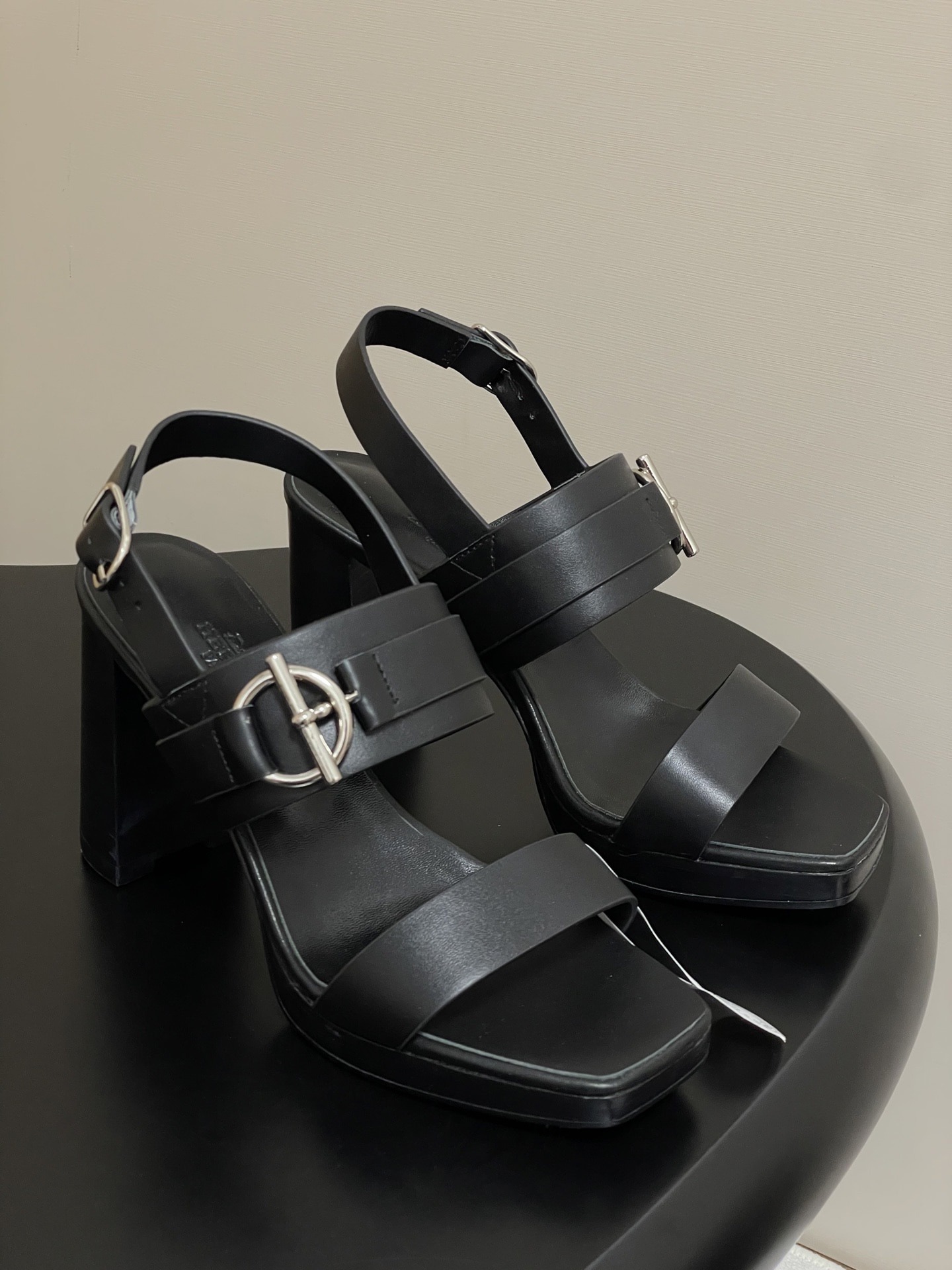 에*메스 메탈 버클 소가죽 가보시 힐