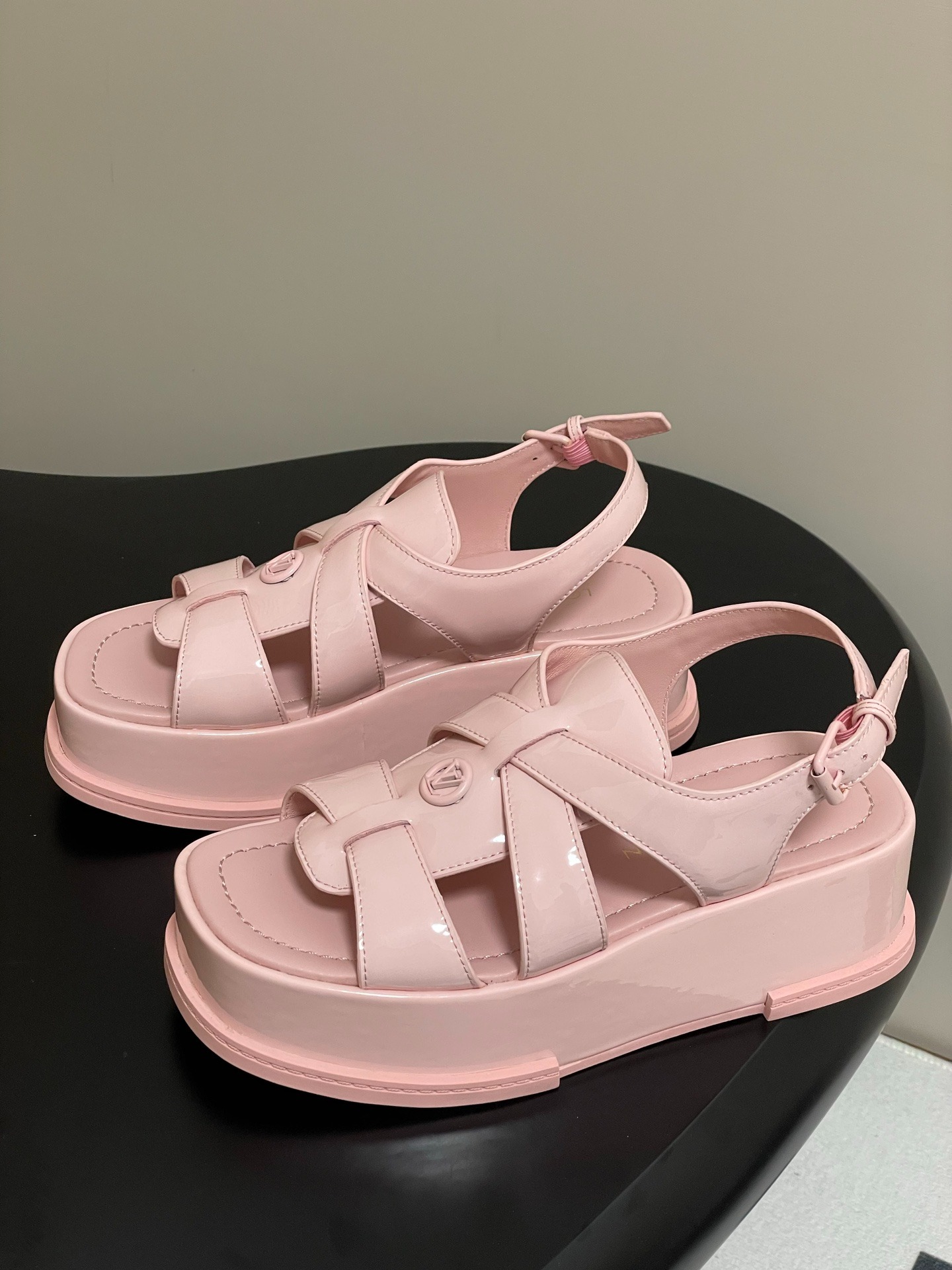 루*비통 25Ss 봄여름 신상 MAYA FLATFORM 샌들