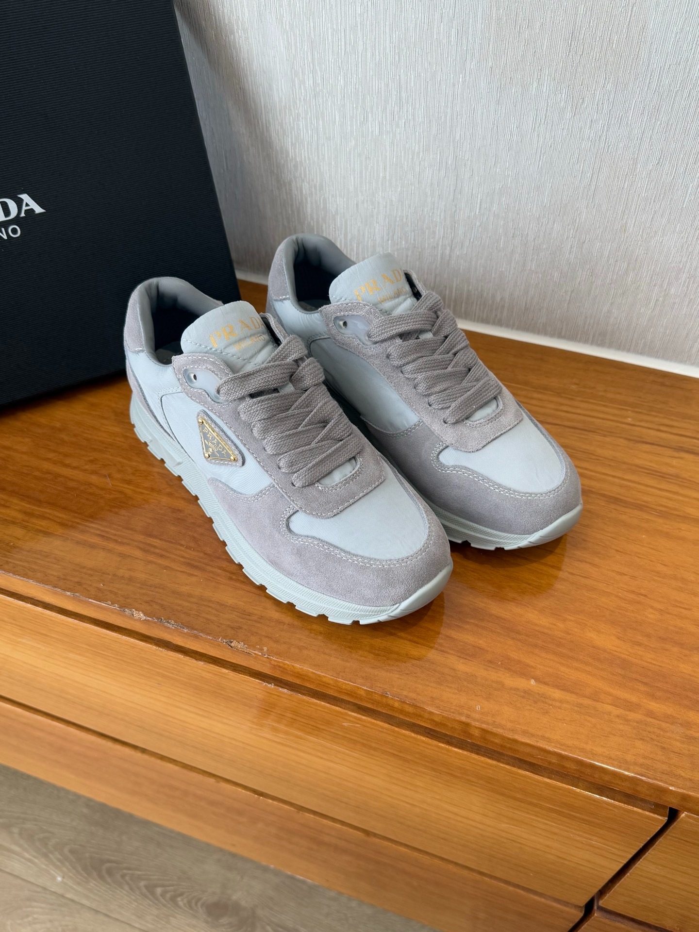 프*다  봄여름 삼각 로고 스니커즈