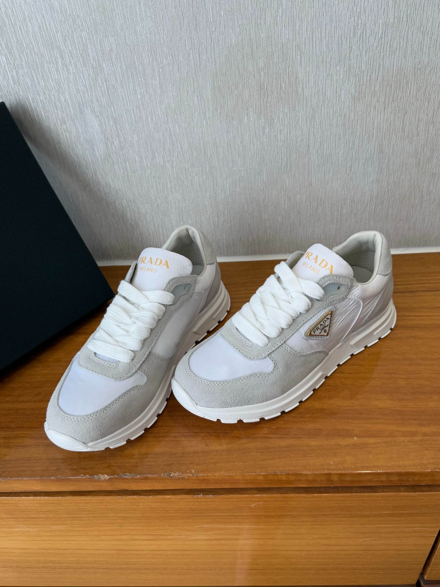 프*다  봄여름 삼각 로고 스니커즈