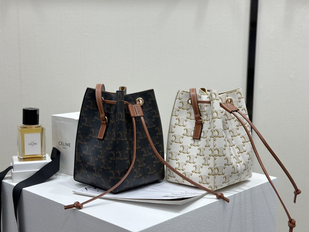 셀린느 초소형 로고 엠보싱 소가죽 클러치