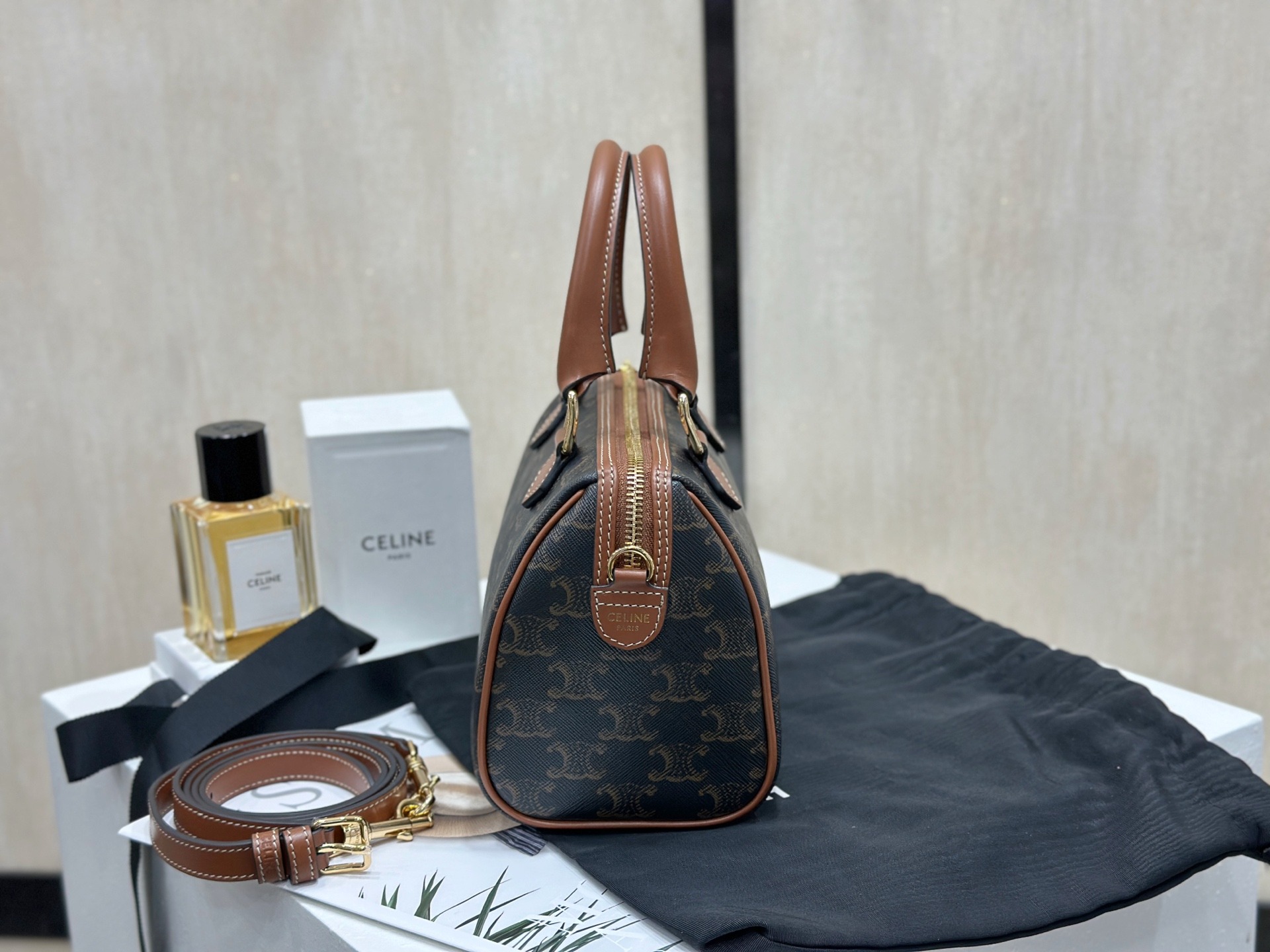 셀린느 뉴 스몰 보스턴 트리옹프 캔버스백