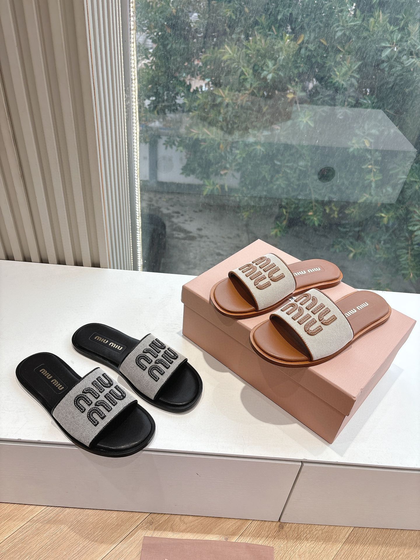 미*미* 2025 플랫 짜임 레터링 슬리퍼
