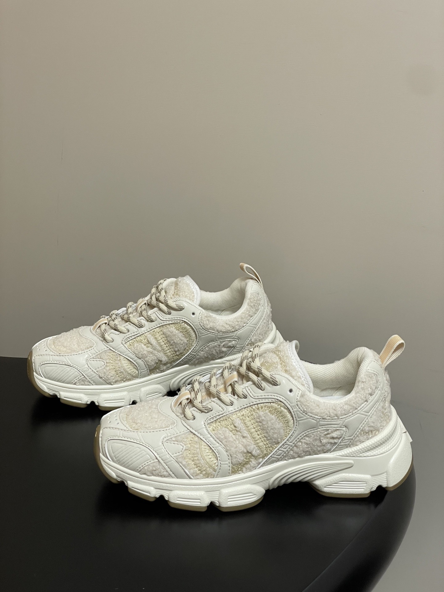 디* 25 레터링 스트랩 통굽 런닝화