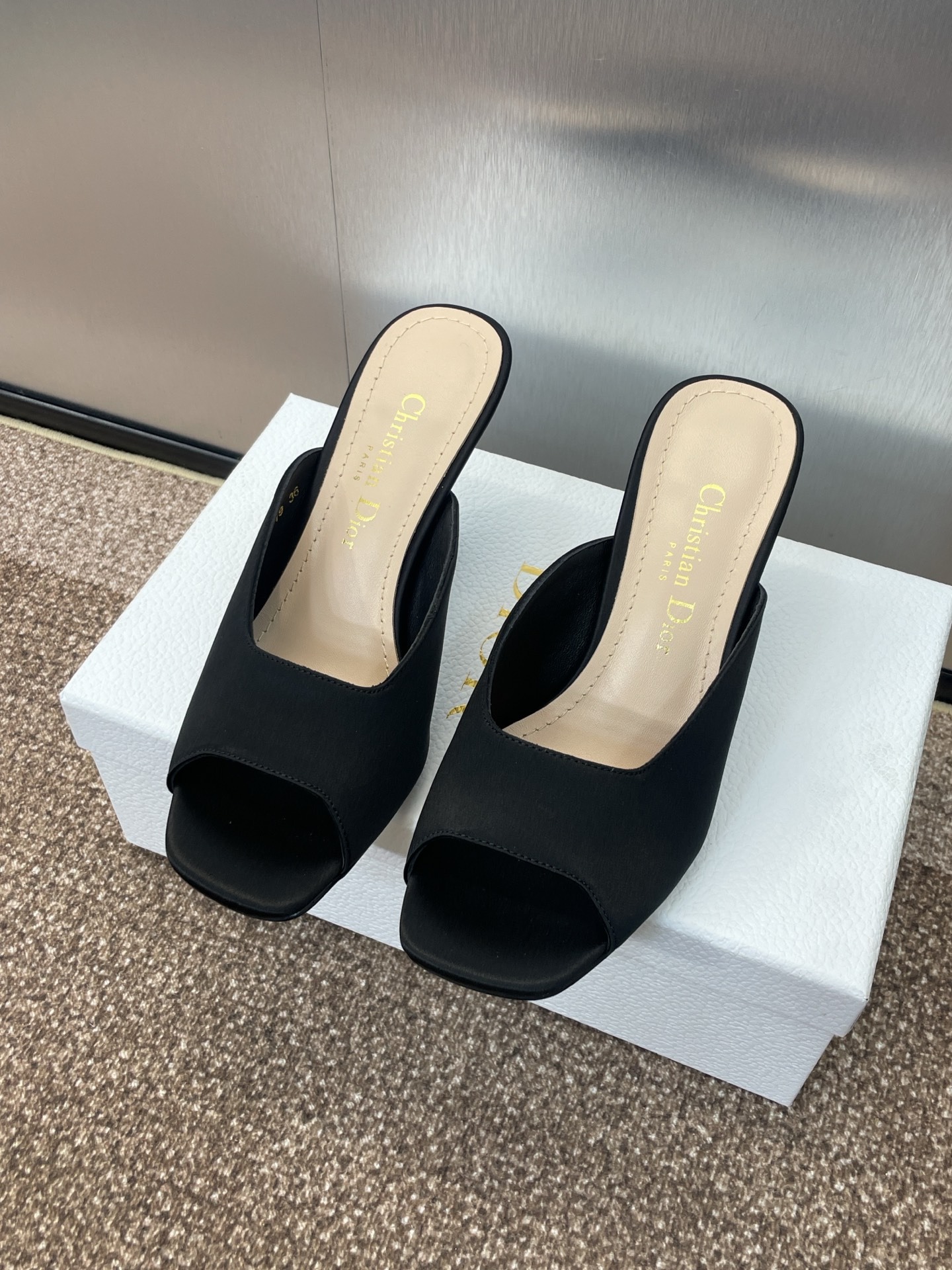 디* 25 봄여름 컬렉션 뉴 트리발레스 오픈토 슈즈