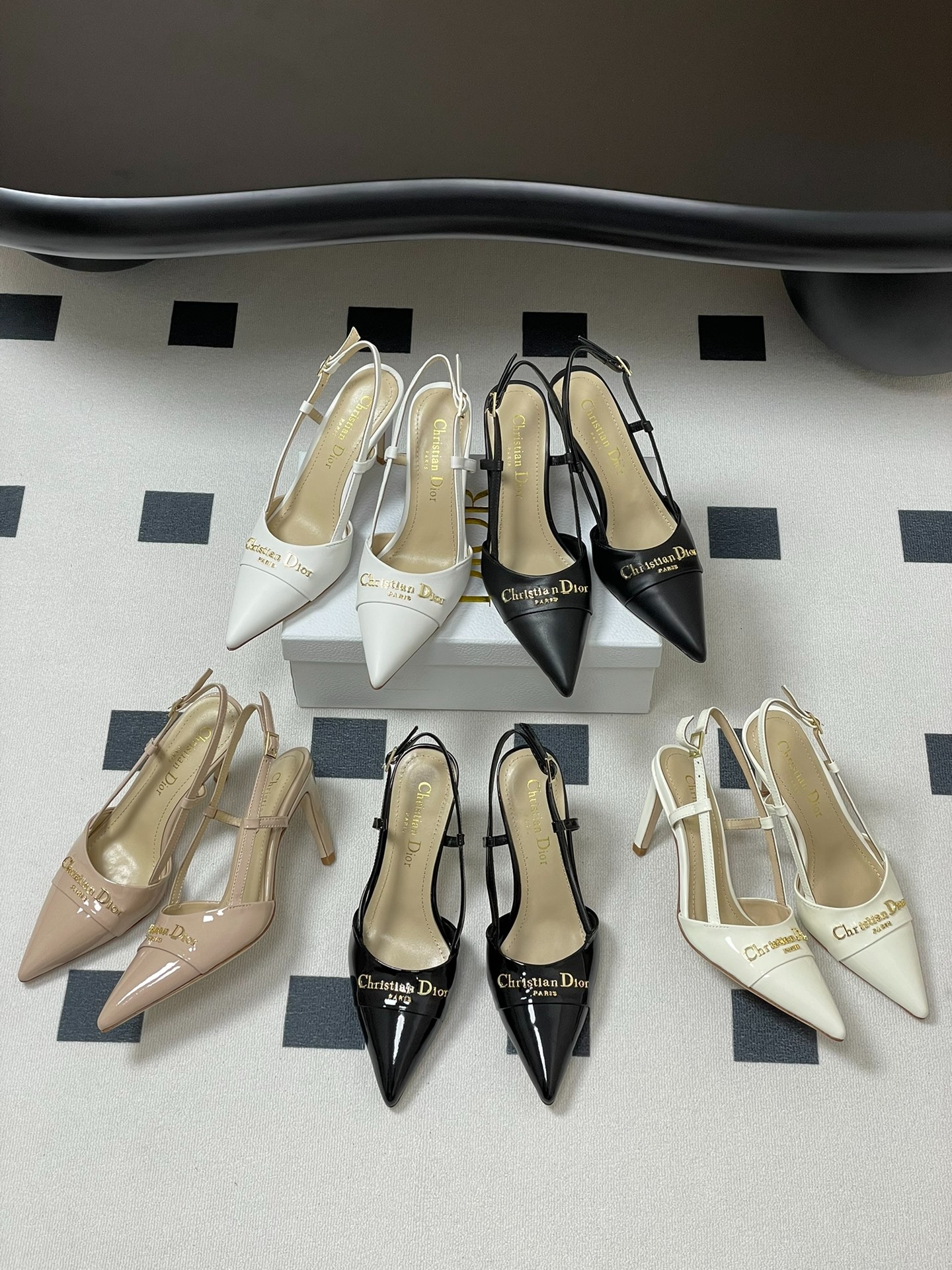 디* 골드 레터링 스틸레토 펌프스 힐