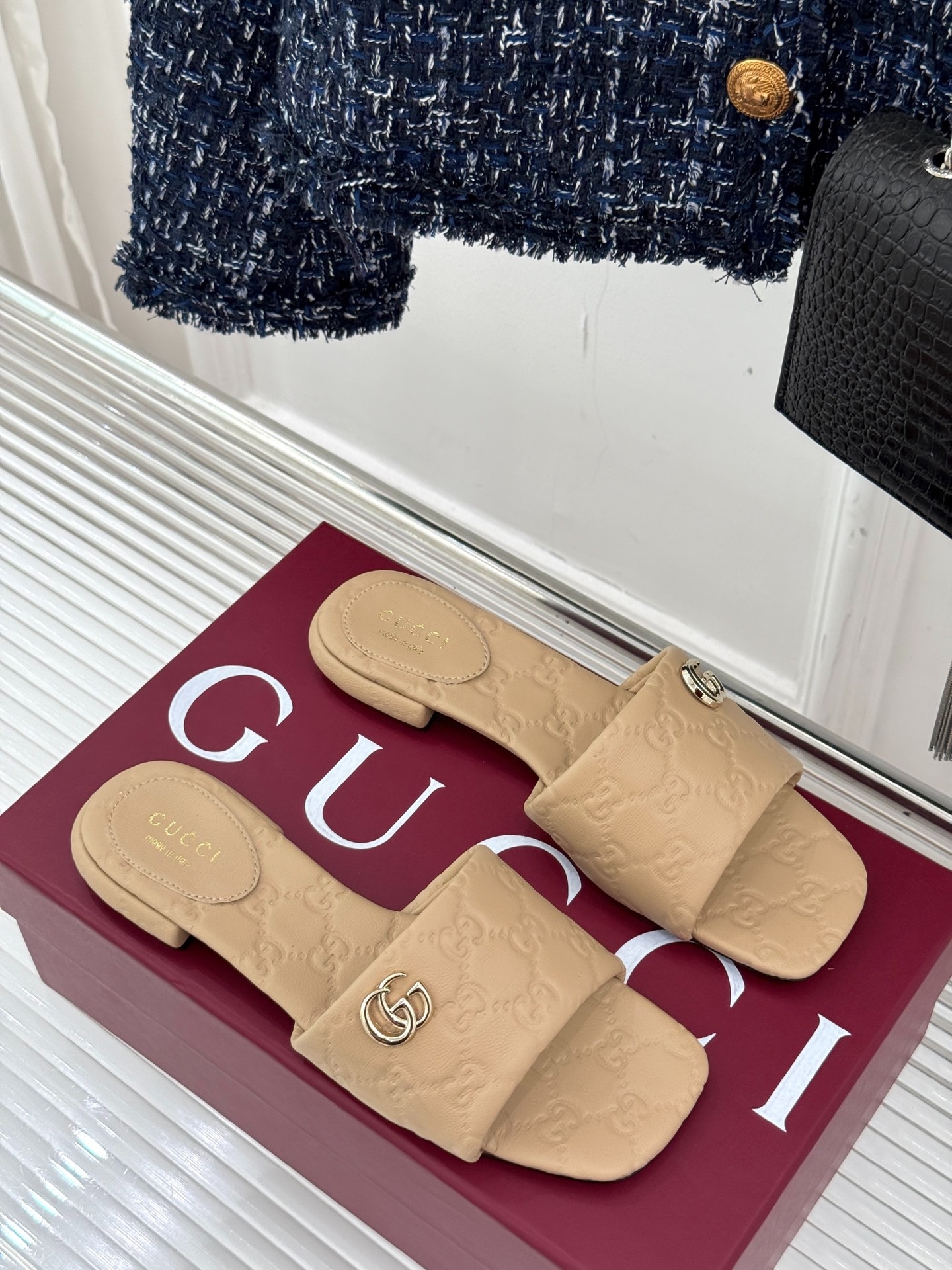 구* 클래식 엠보 플랫 샌들